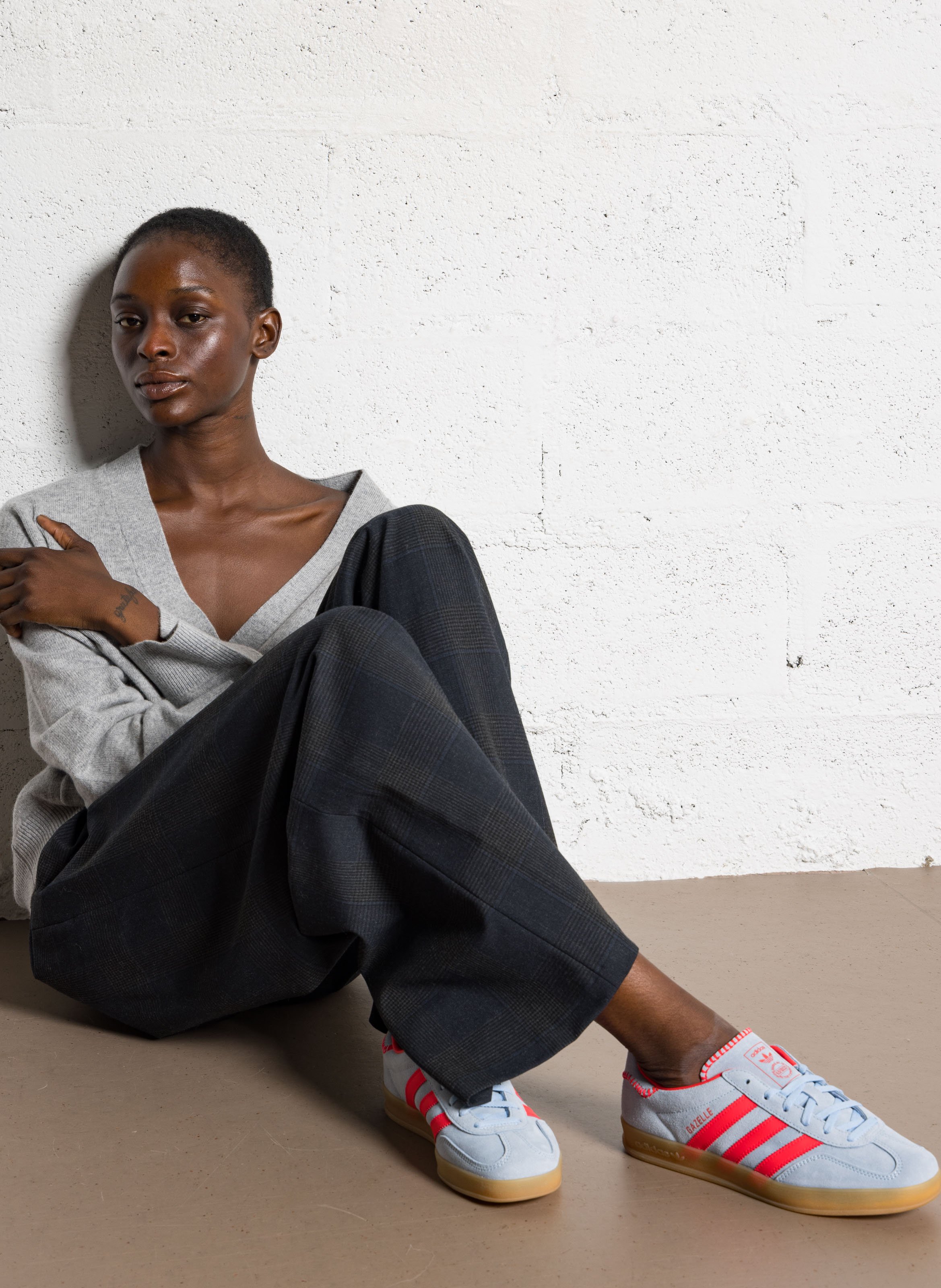 Bskets basses daim ADIDAS Rouge