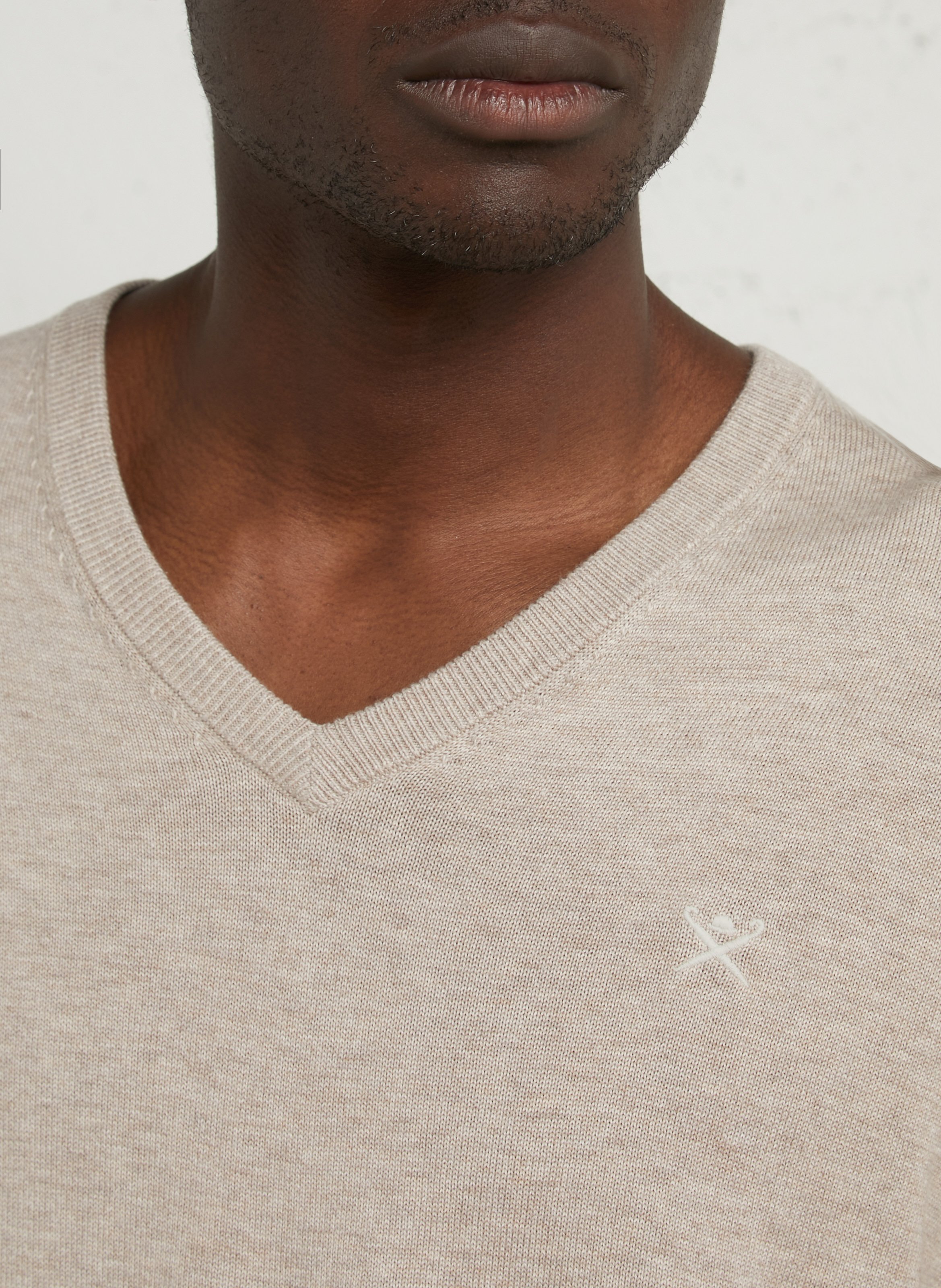 Pull droit col V brodé en coton HACKETT Marron
