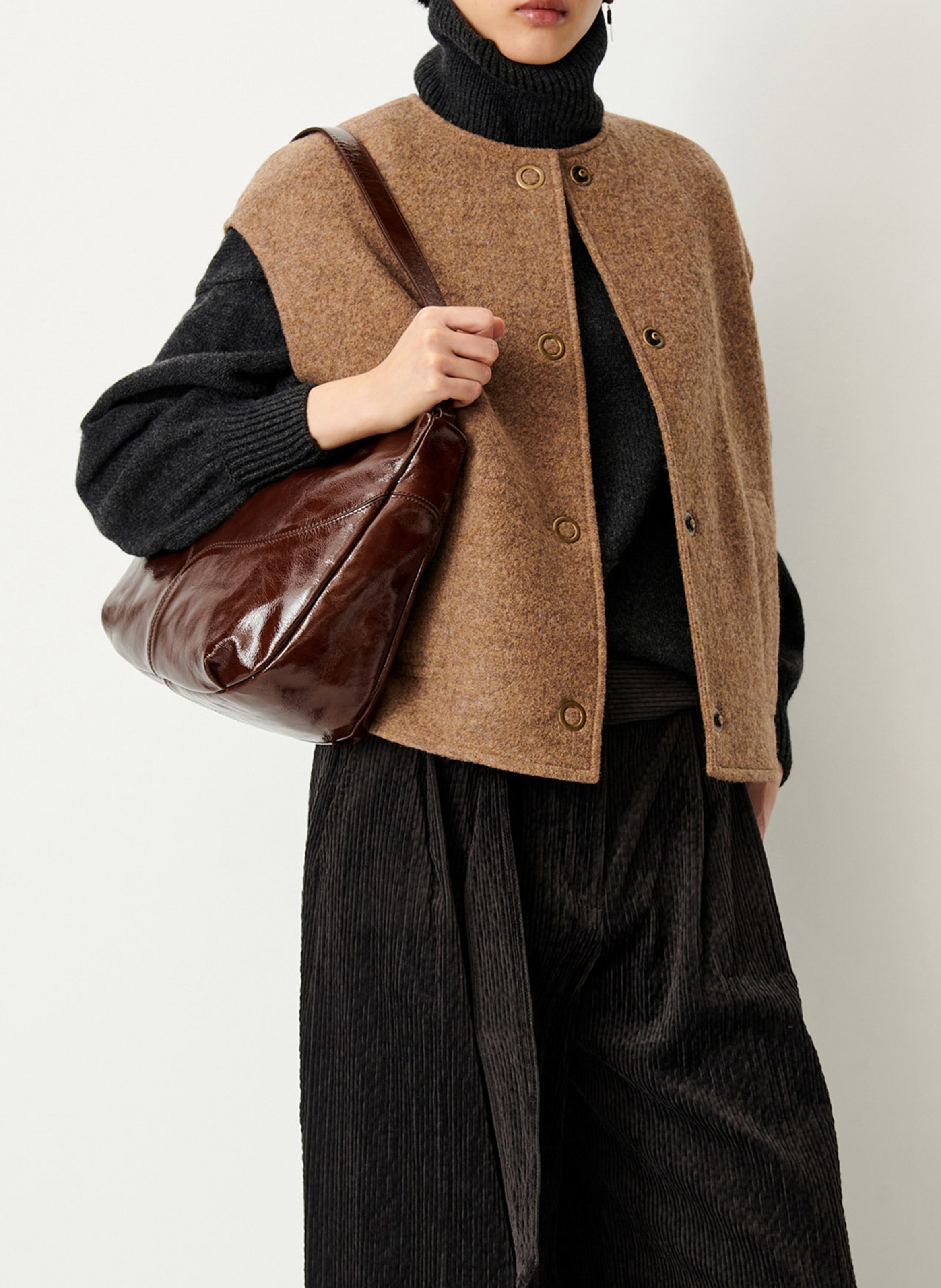 Gerade geschnittene Wollstrickjacke mit Rundhalskragen SESSUN Beige