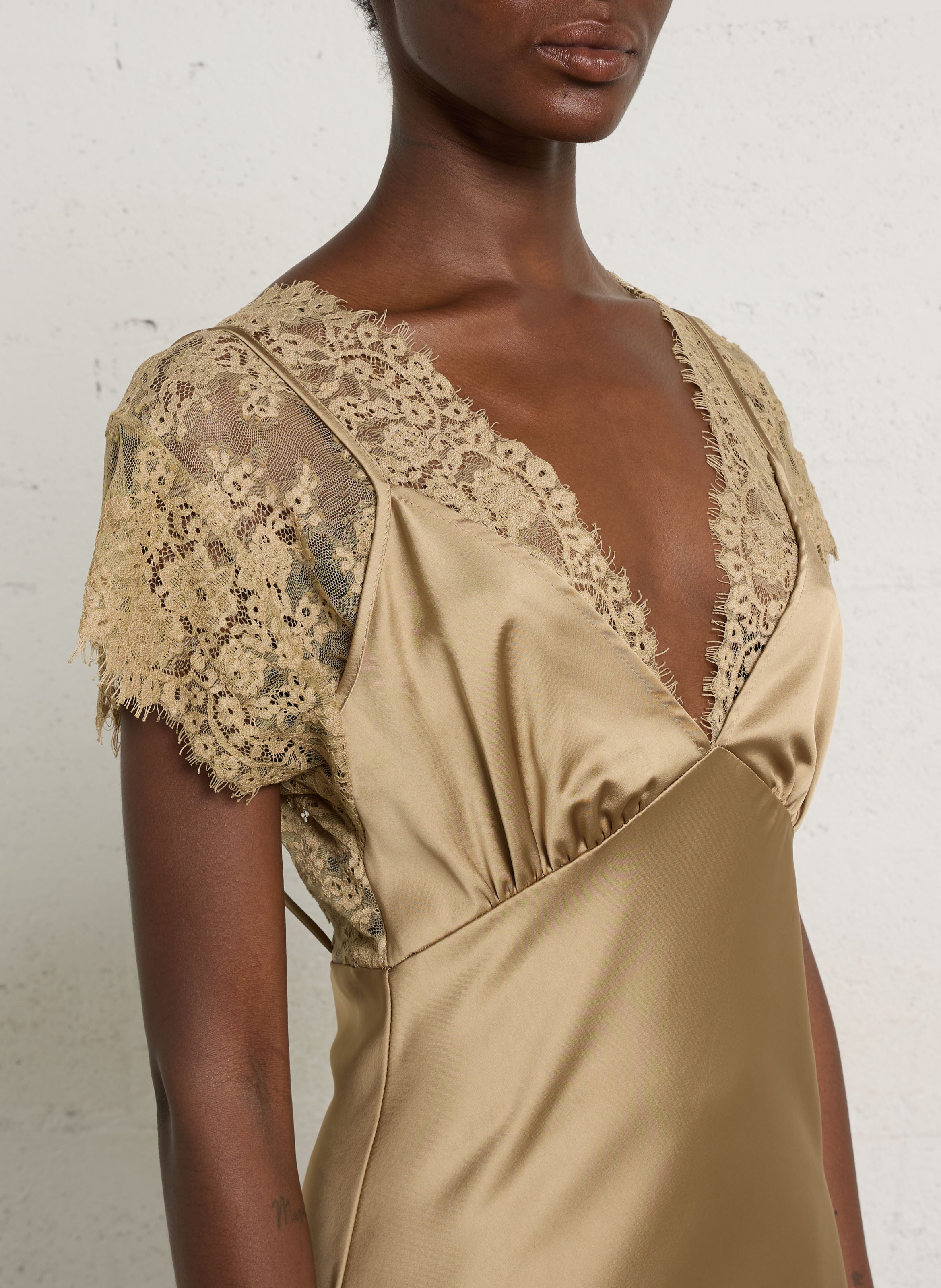 Robe longue à dentelle satinée  IMPERIAL Beige
