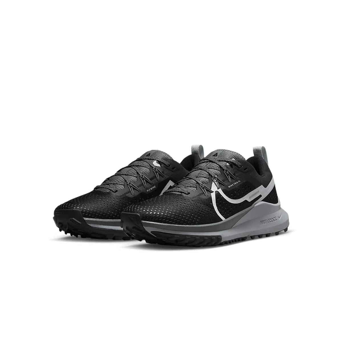 Low-top trainers NIKE Black