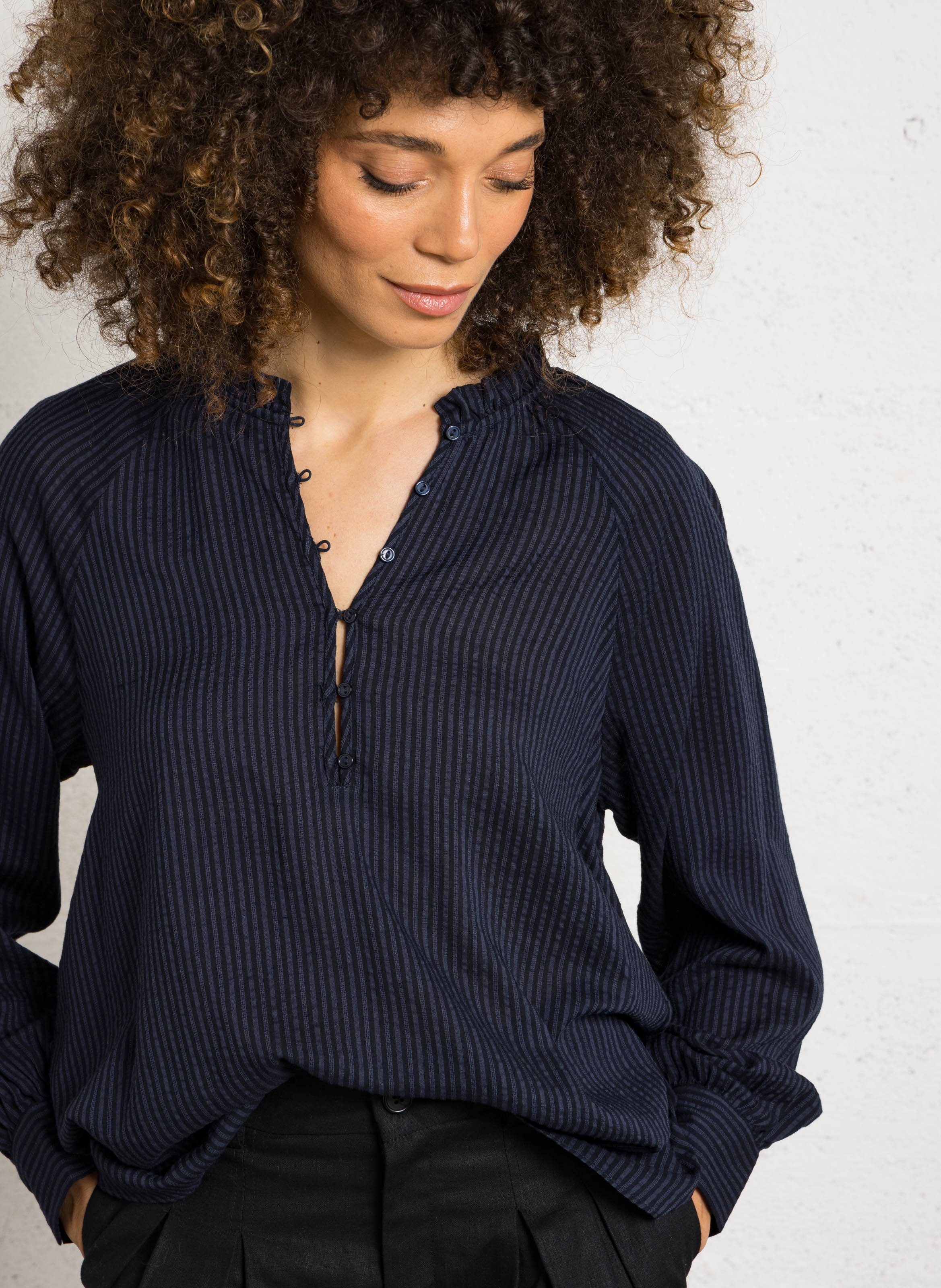 Weites Blusenoberteil mit viktorianischem Kragen und Streifen SUD EXPRESS Blau