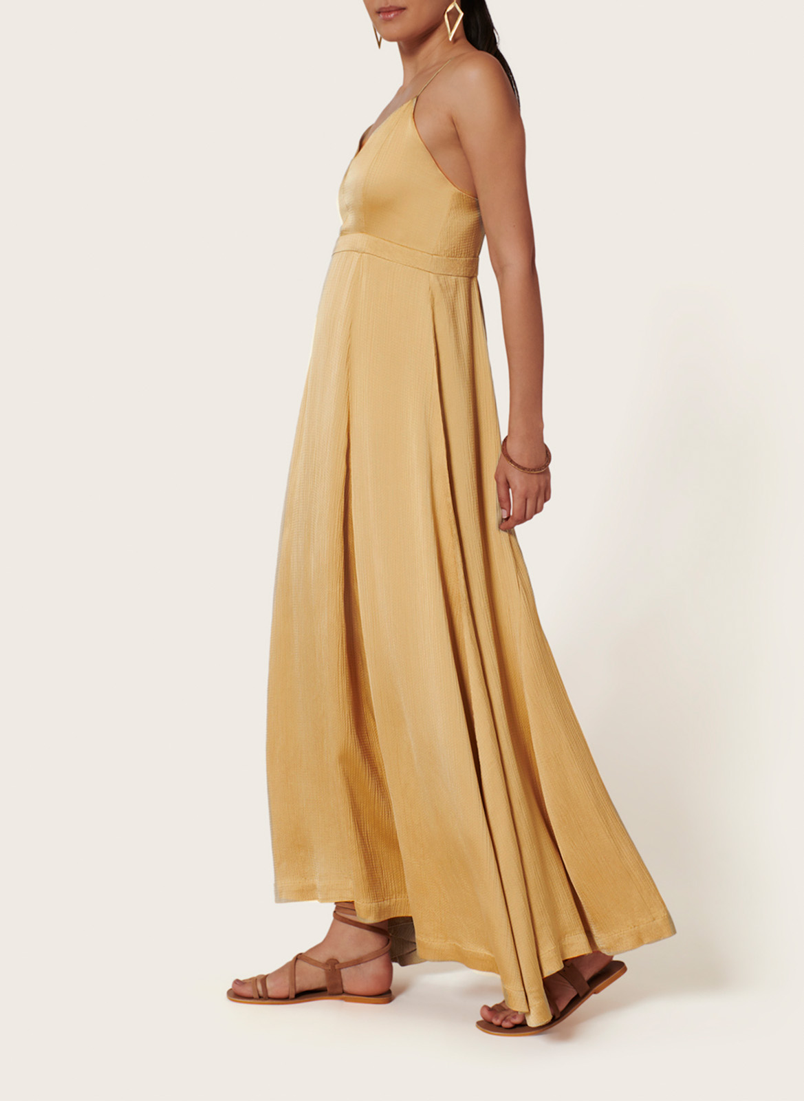 Lange, glanzende jurk met V-hals KARMA KOMA Beige