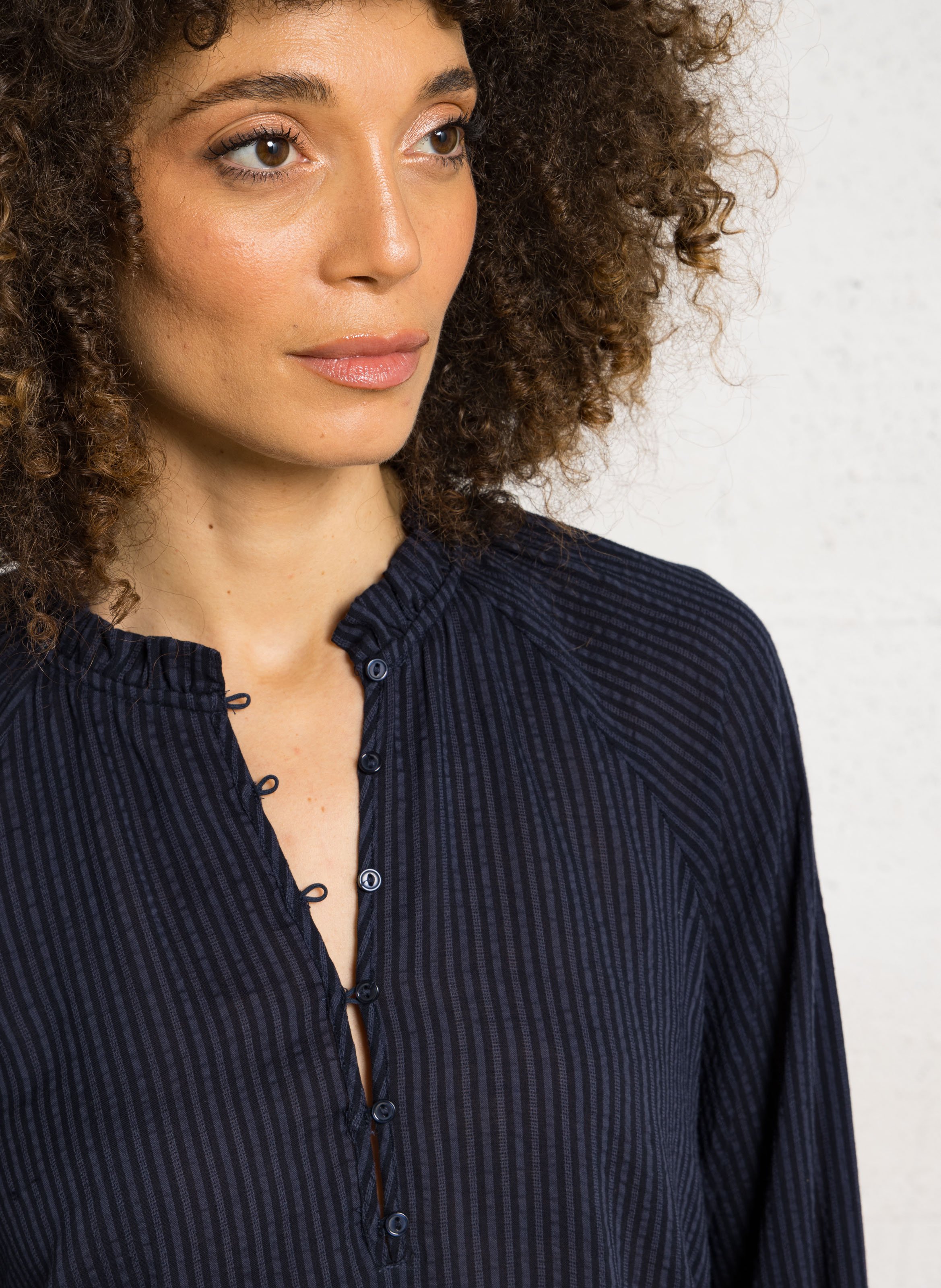 Weites Blusenoberteil mit viktorianischem Kragen und Streifen SUD EXPRESS Blau