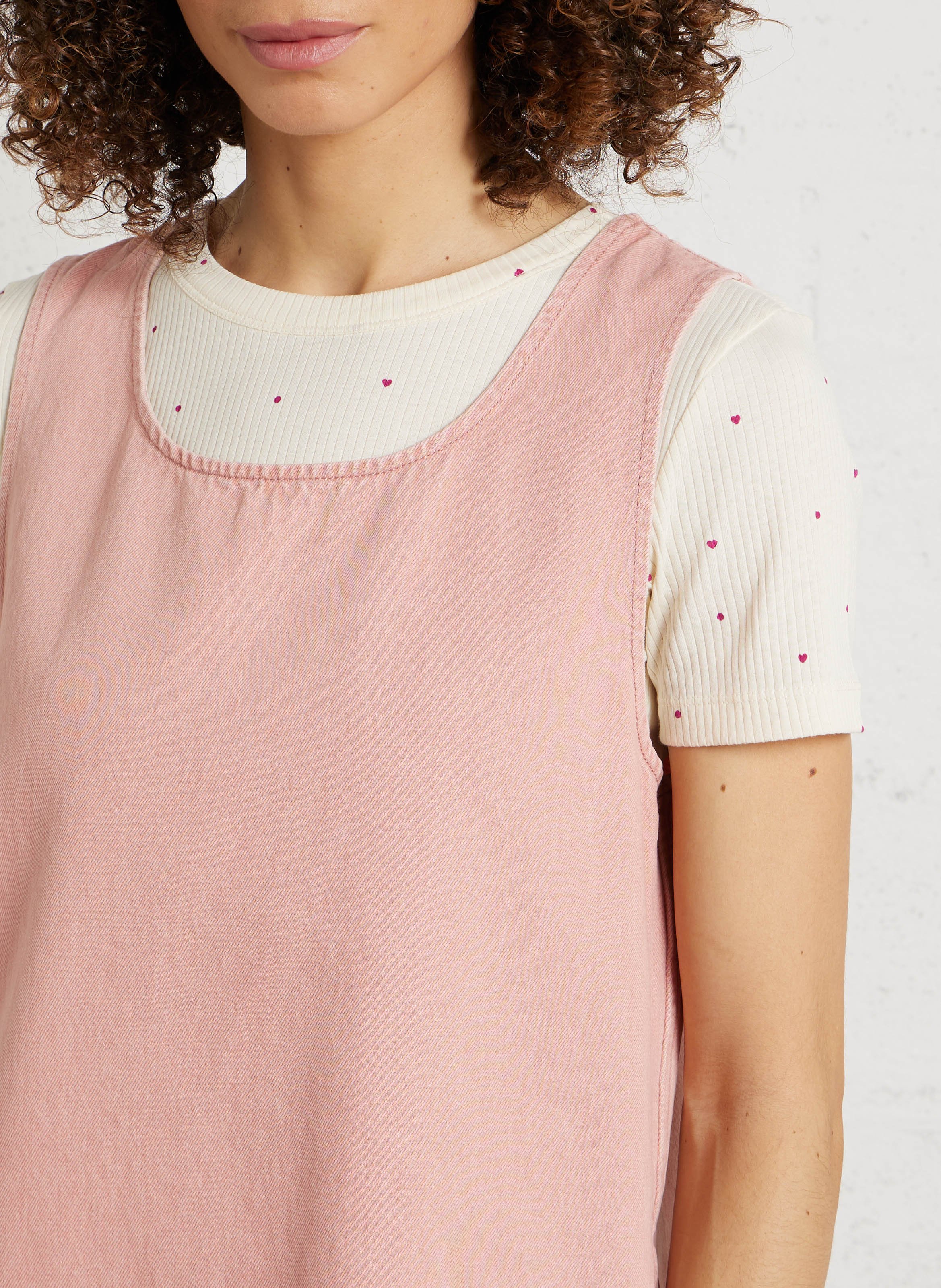 - Smalle strikschouderbandjes - Racerback - Wijd model - Fronsjes- 100% katoen- Gevoerd- Ruglengte: 94 cm. BELLEROSE Roze