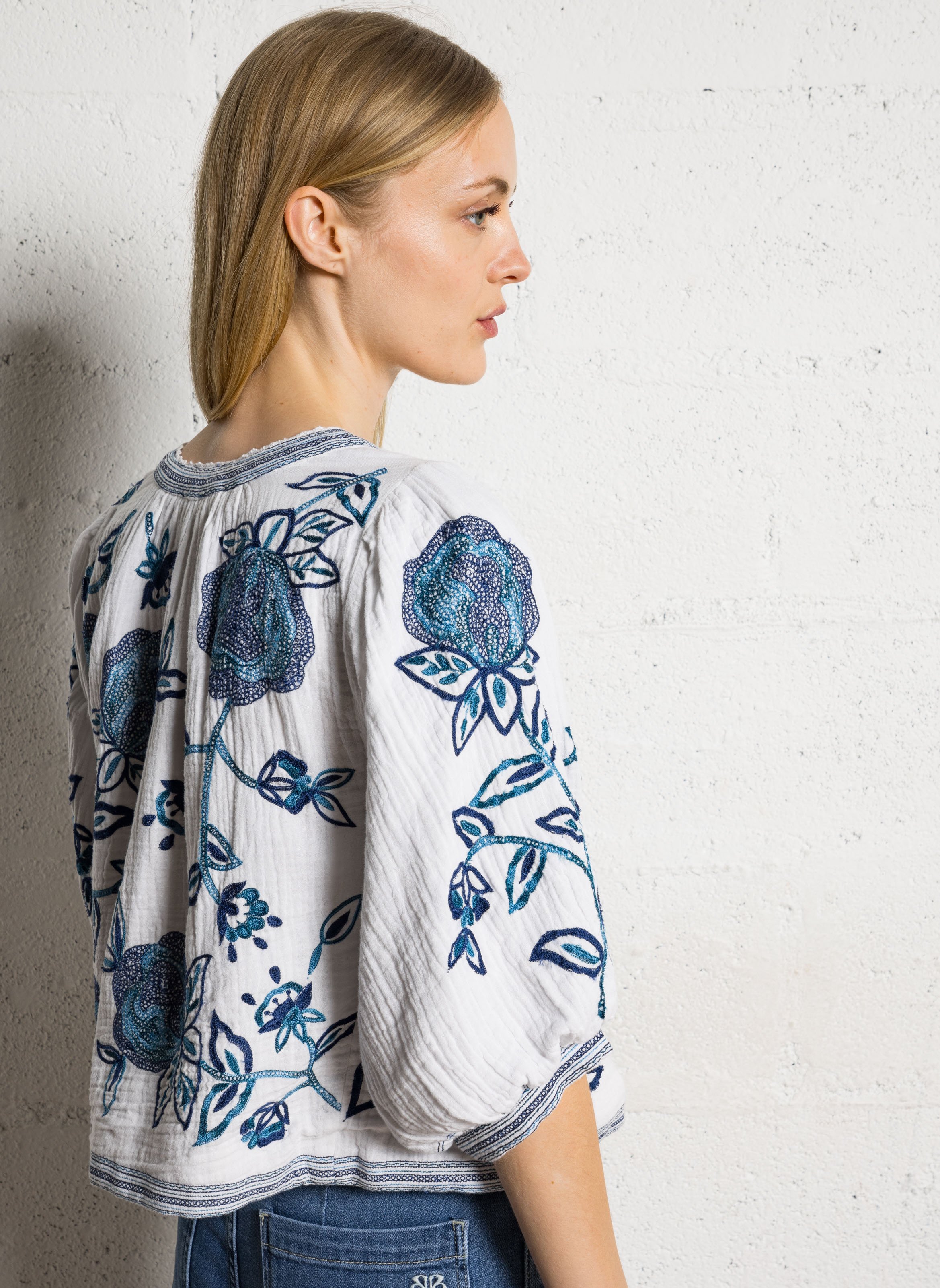 Embroidered cotton round-neck blouse M.A.B.E Blue