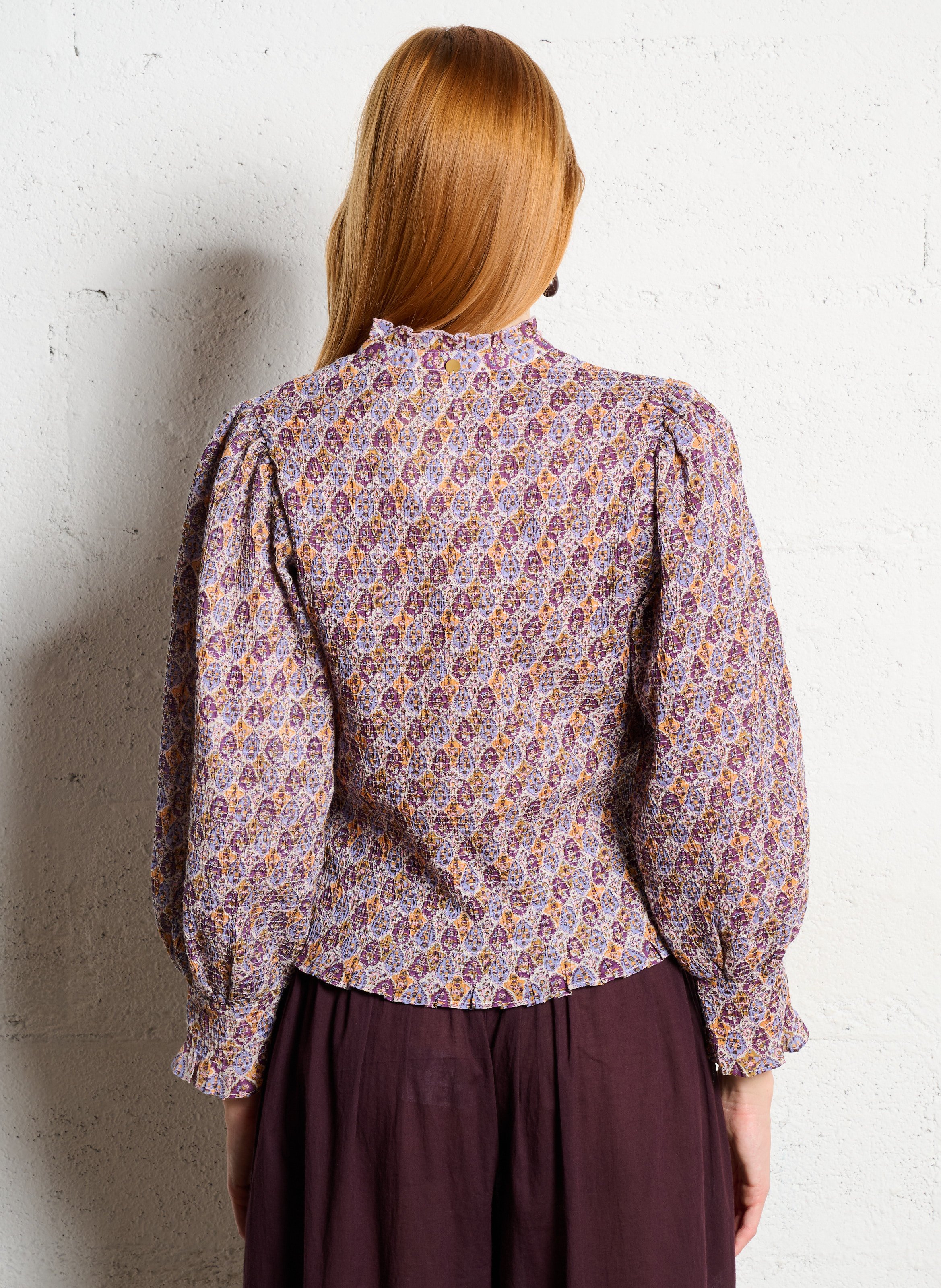Top met V-hals en bloemenmotief met smockdetail ANTIK BATIK Violet