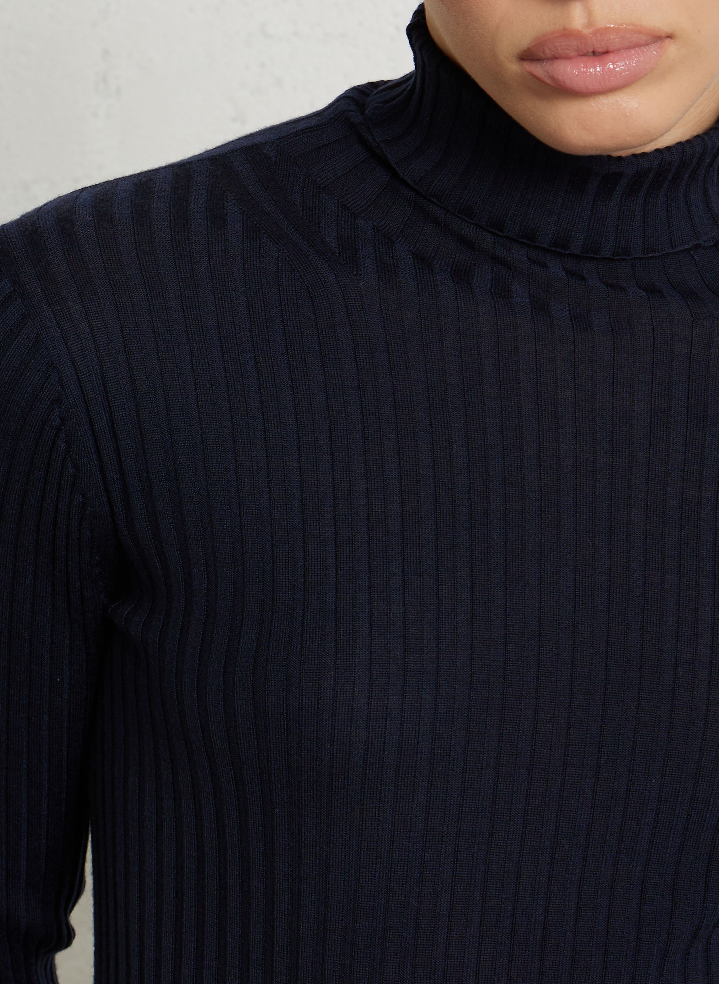 Taillierter Rollkragenpullover aus Merinowolle SOEUR Blau