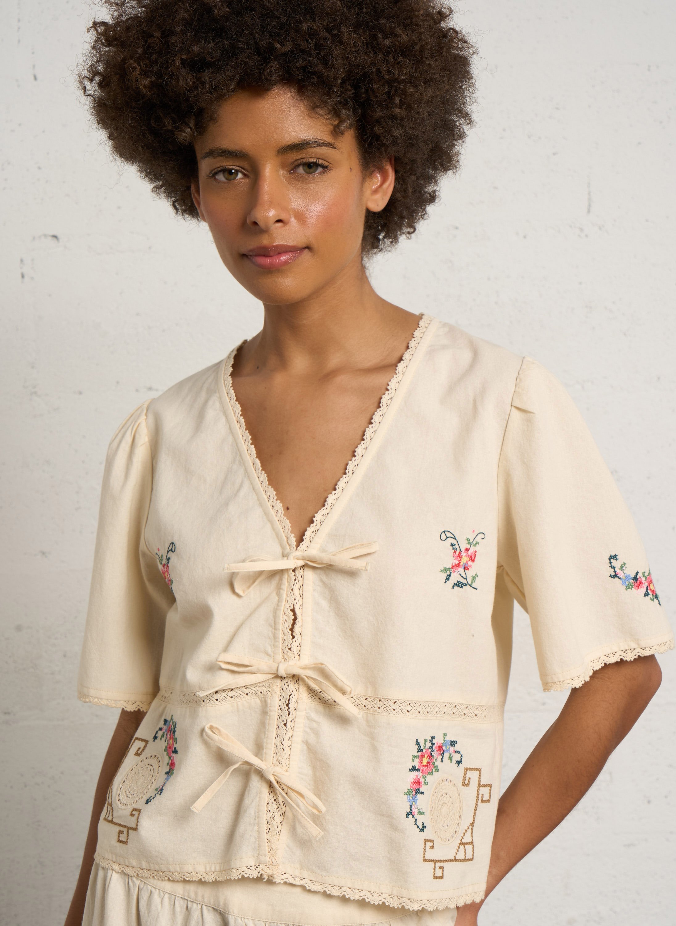 Gerade geschnittenes Top aus Baumwolle mit V-Ausschnitt THE NEW SOCIETY Beige