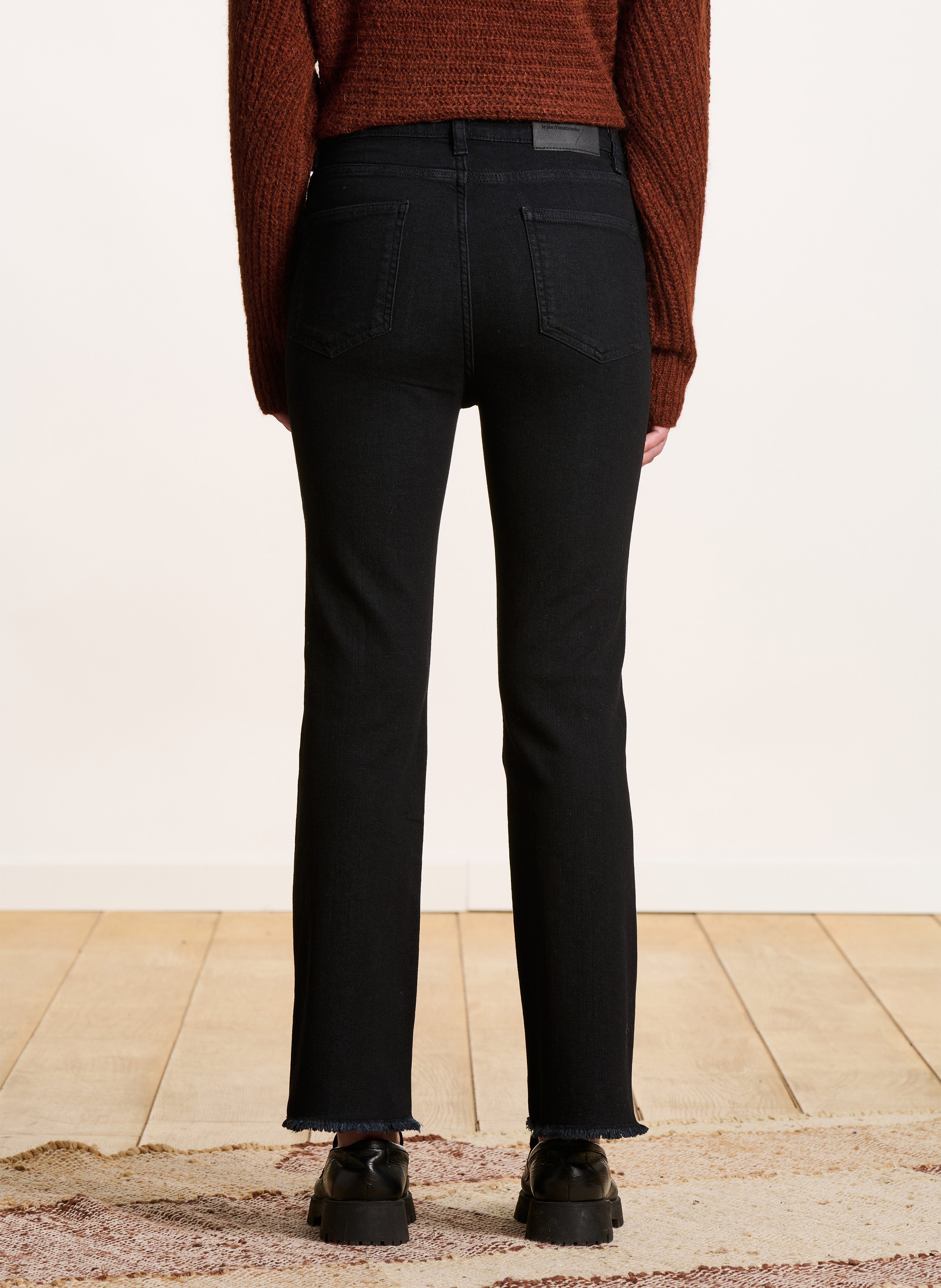 - Straight-leg jeans
- 5 pockets
- Straight cut
- Faded effect LA FEE MARABOUTEE Black