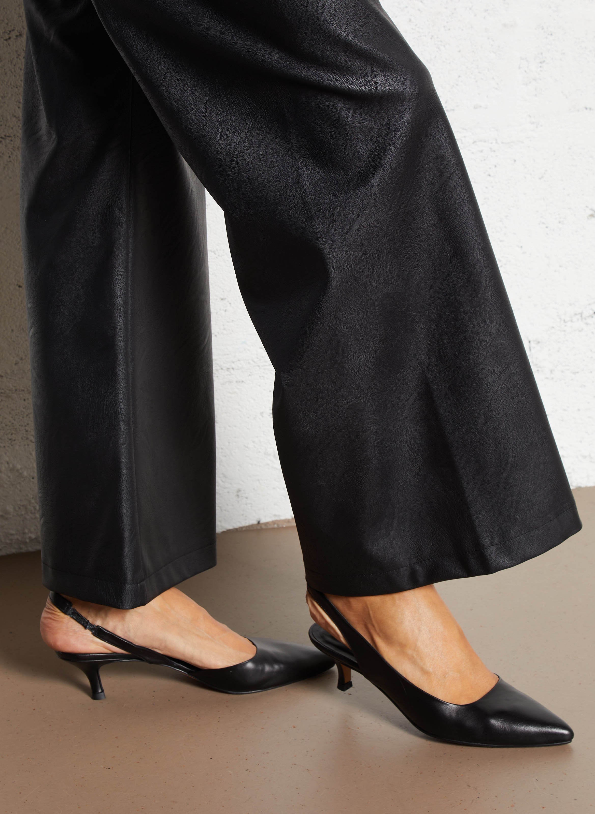 Puntige leren pumps met bandje MAISON 123 Zwart