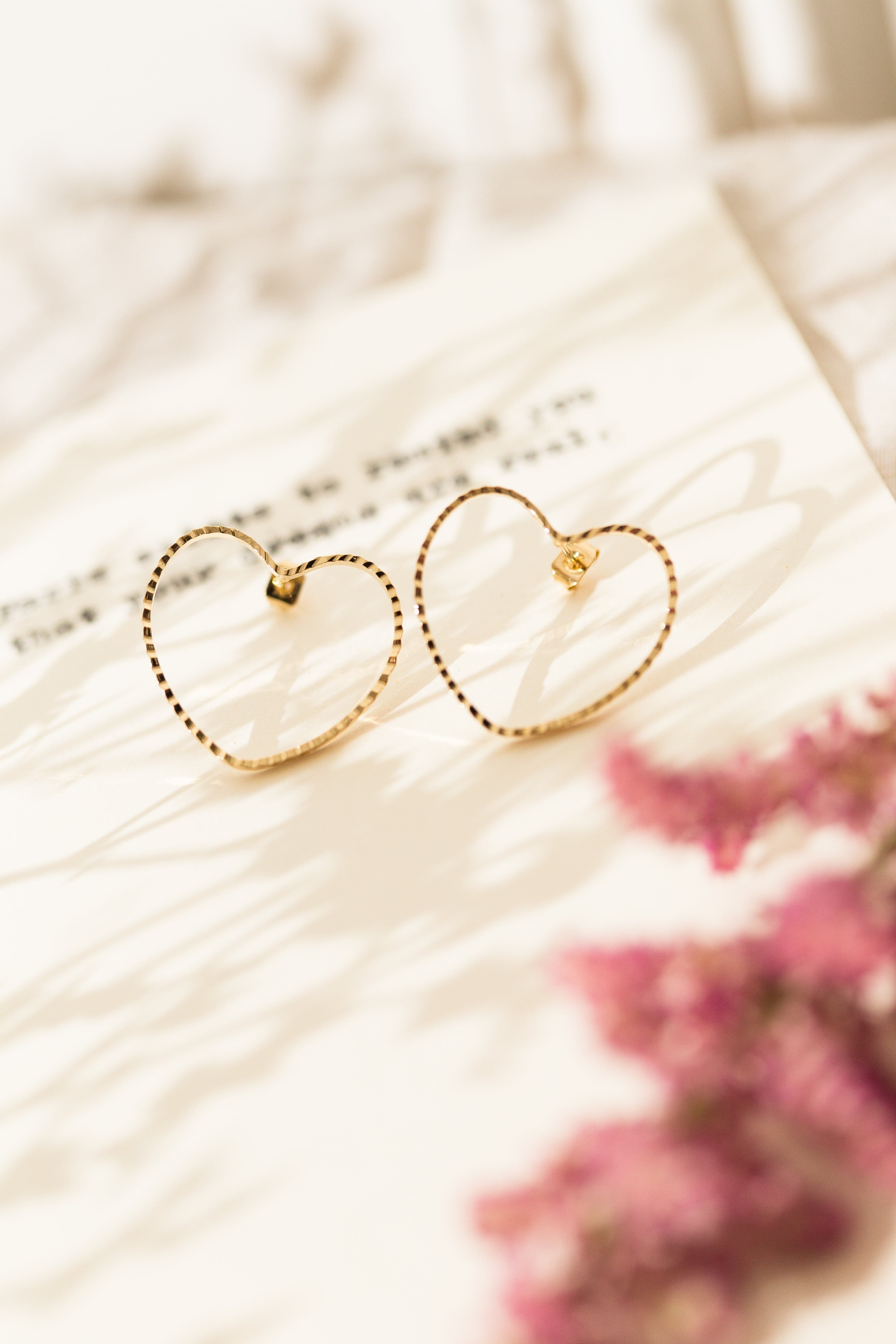 Large heart-shaped stud earrings in silver-plated. Golden