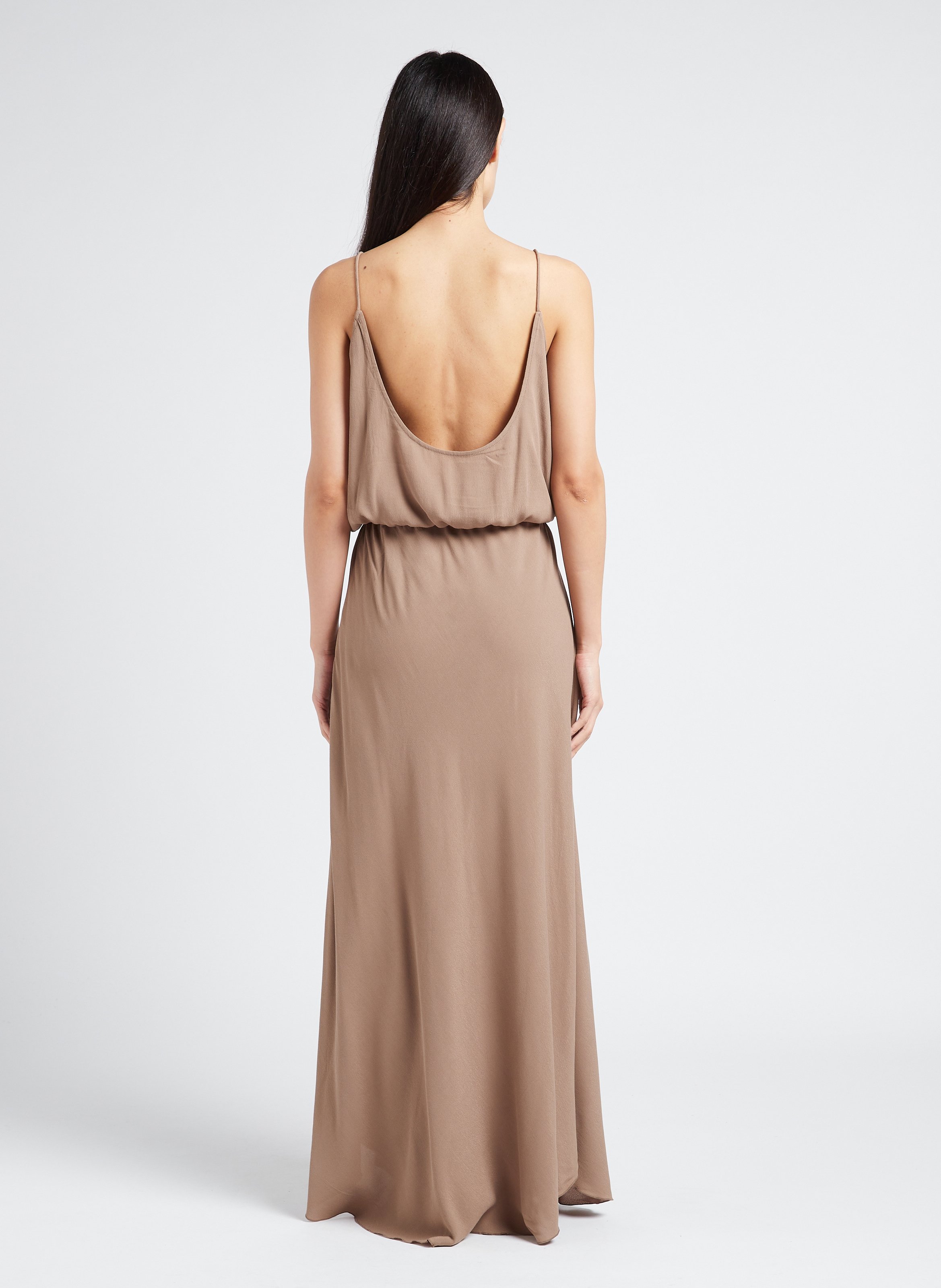 Gerade geschnittenes Maxikleid mit Rundhalsausschnitt KARMA KOMA Braun