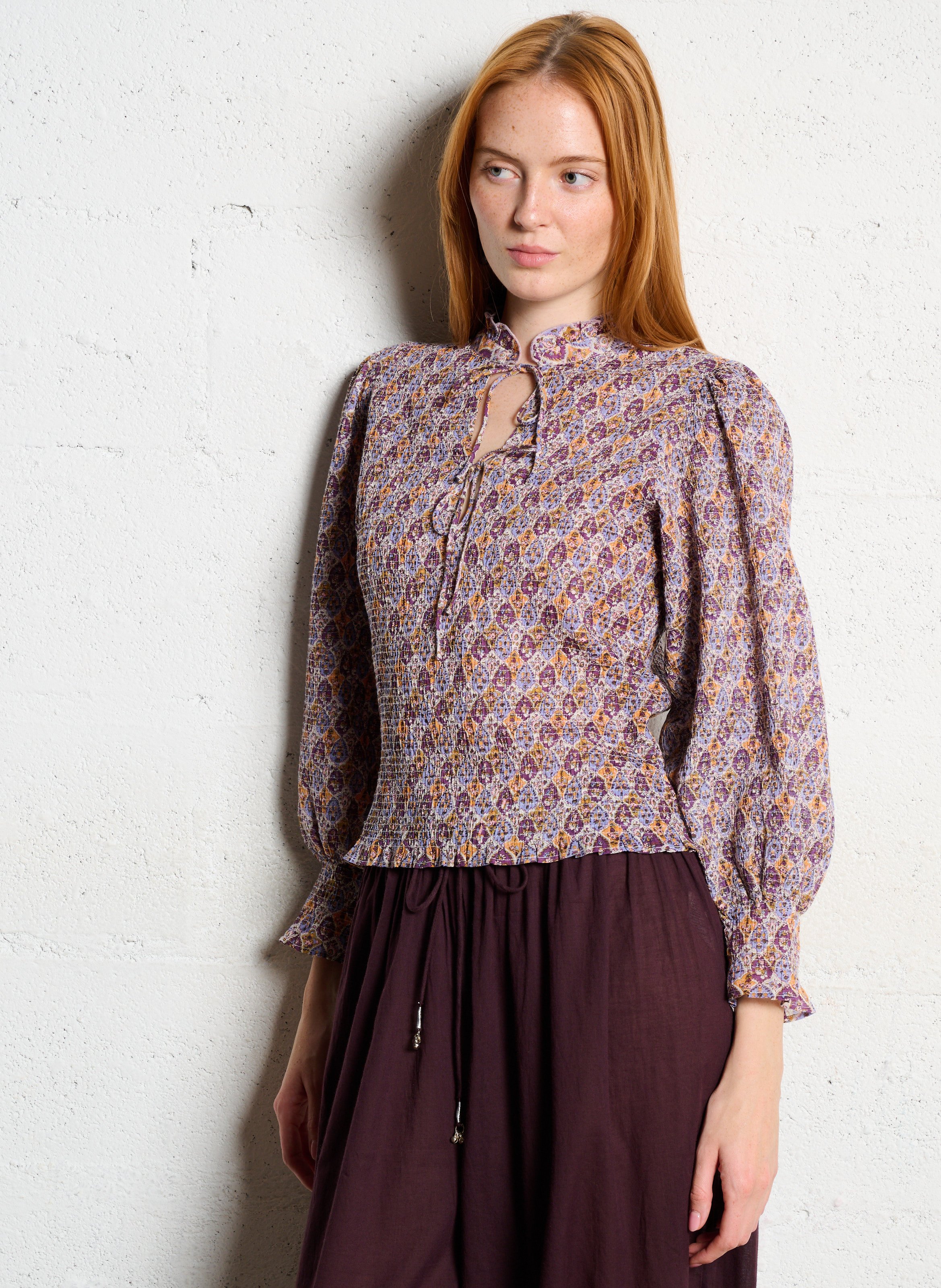Top met V-hals en bloemenmotief met smockdetail ANTIK BATIK Violet