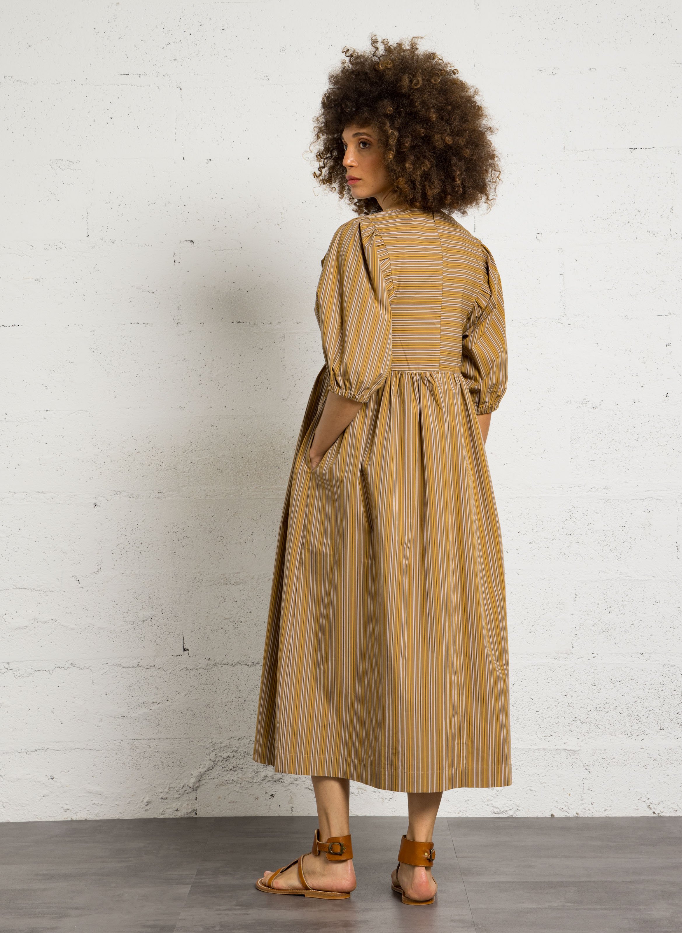 Langes, gestreiftes Baumwollkeid mit Rundhalsausschnitt THE TINY BIG SISTER Braun