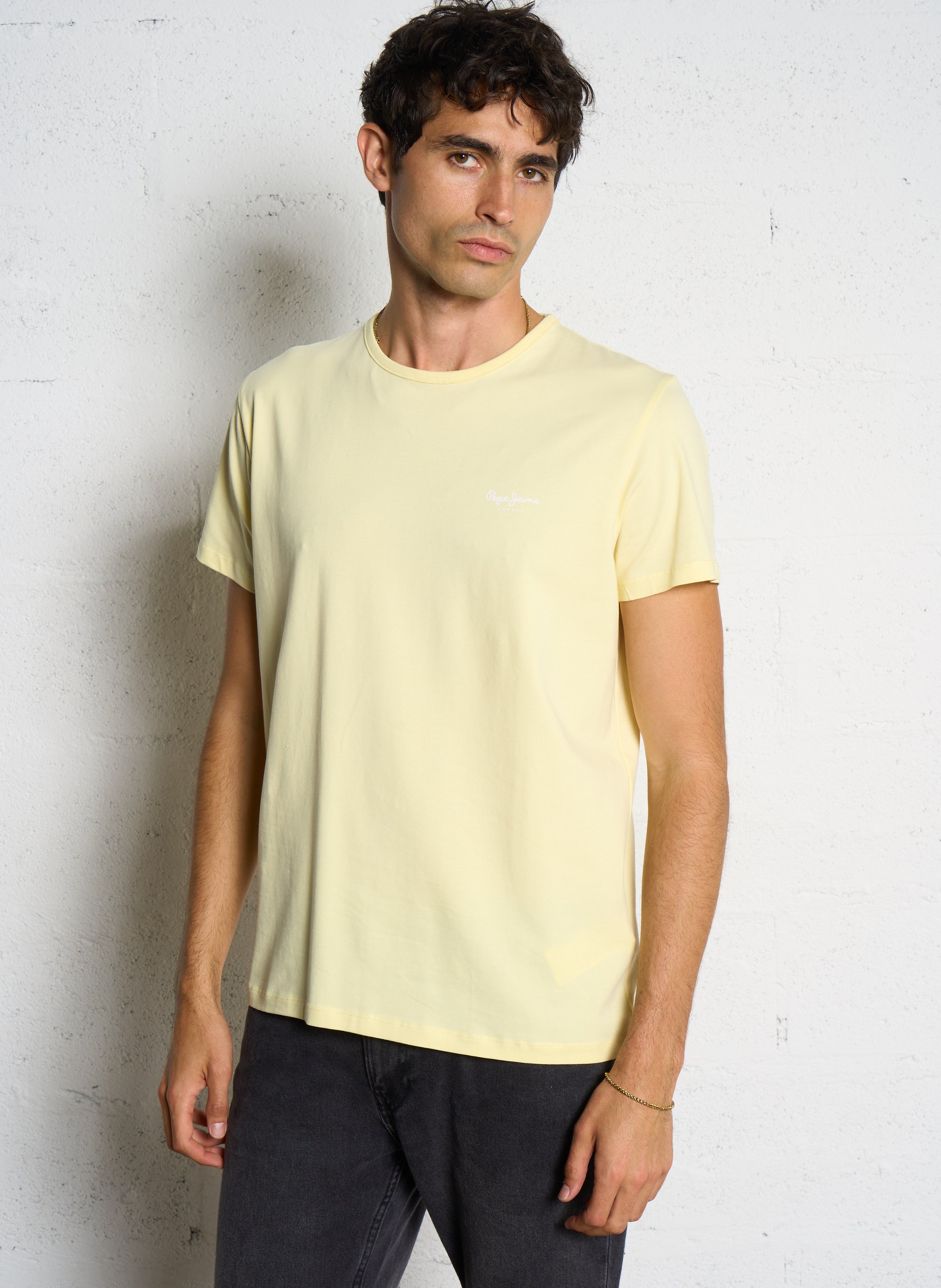Solid straight t-shirt with chest logo. PEPE JEANS