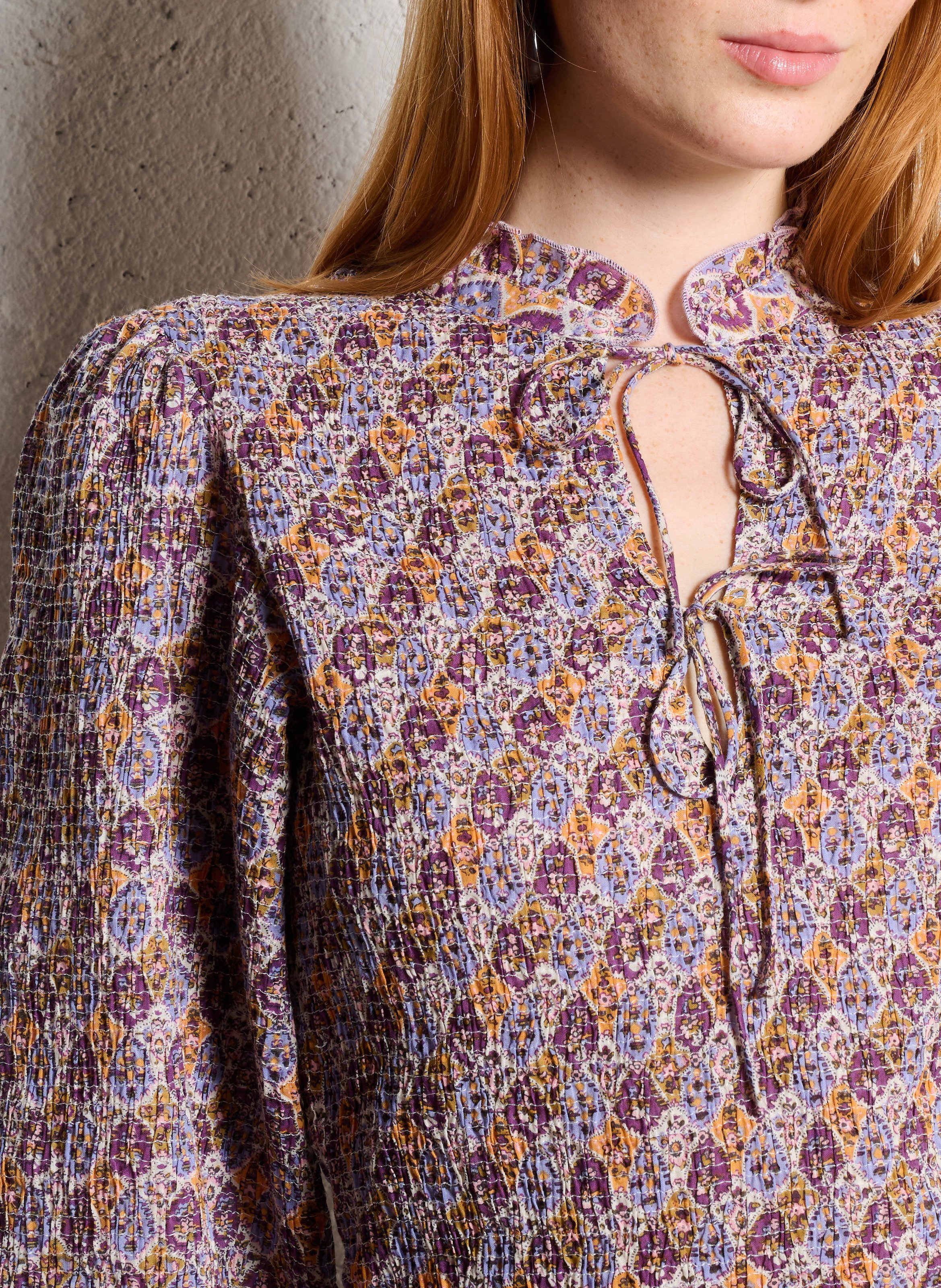 Top met V-hals en bloemenmotief met smockdetail ANTIK BATIK Violet