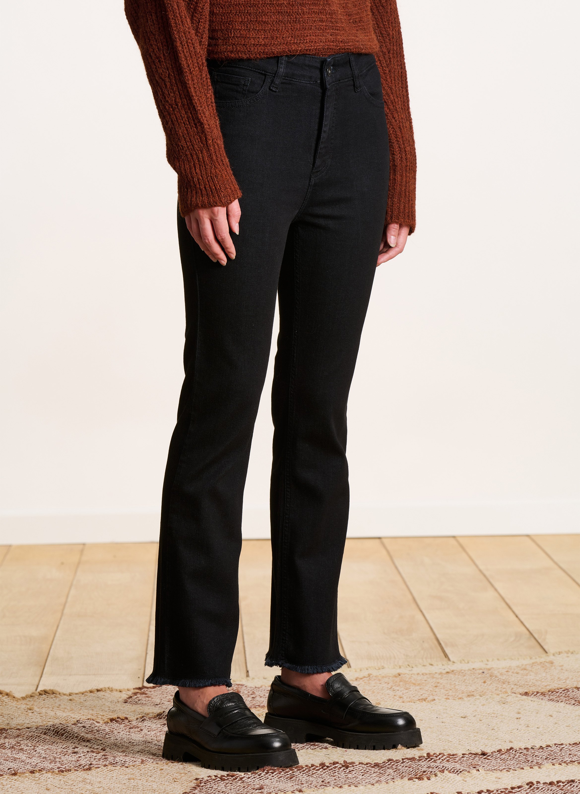 - Straight-leg jeans
- 5 pockets
- Straight cut
- Faded effect LA FEE MARABOUTEE Black