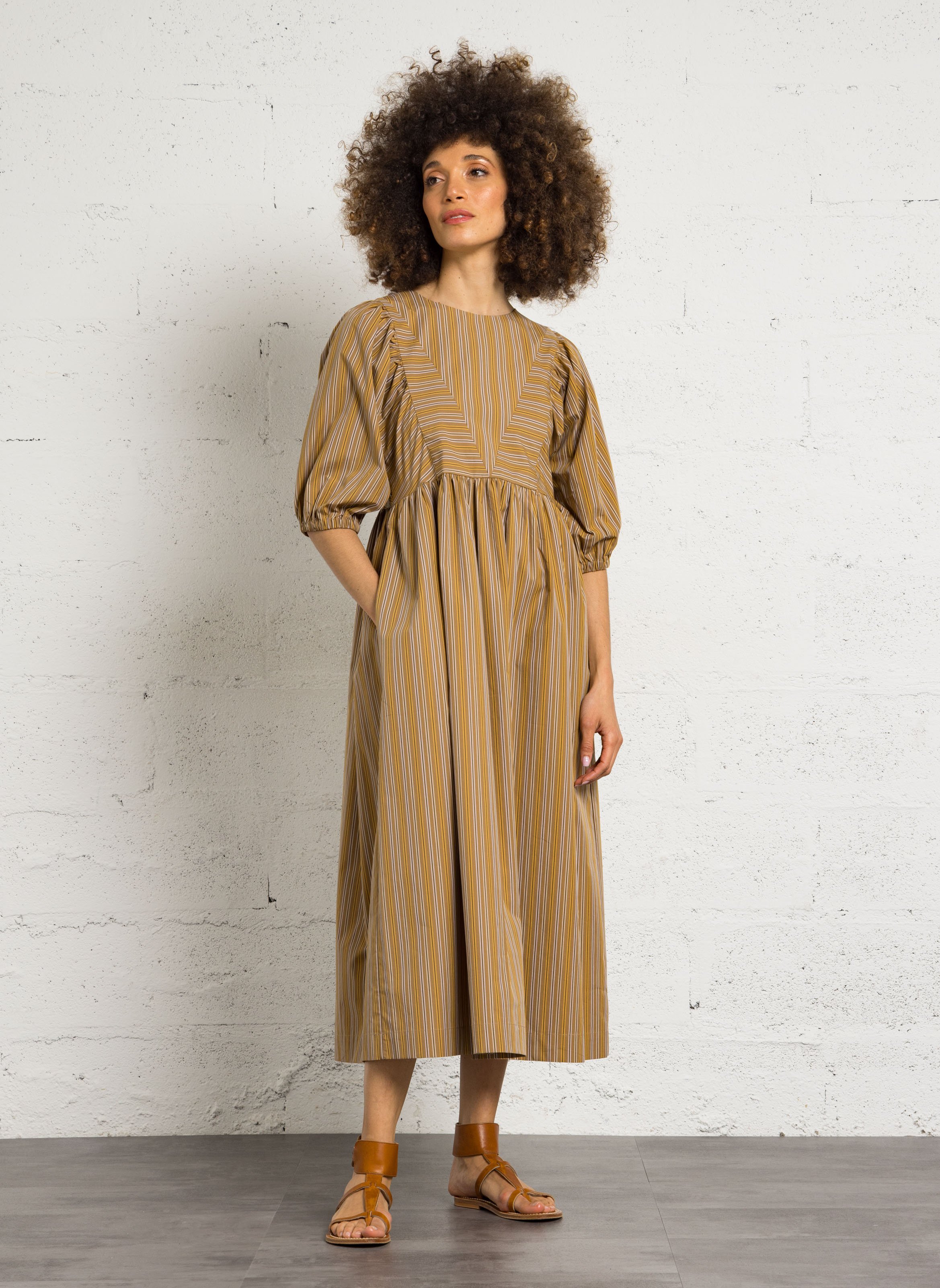 Langes, gestreiftes Baumwollkeid mit Rundhalsausschnitt THE TINY BIG SISTER Braun