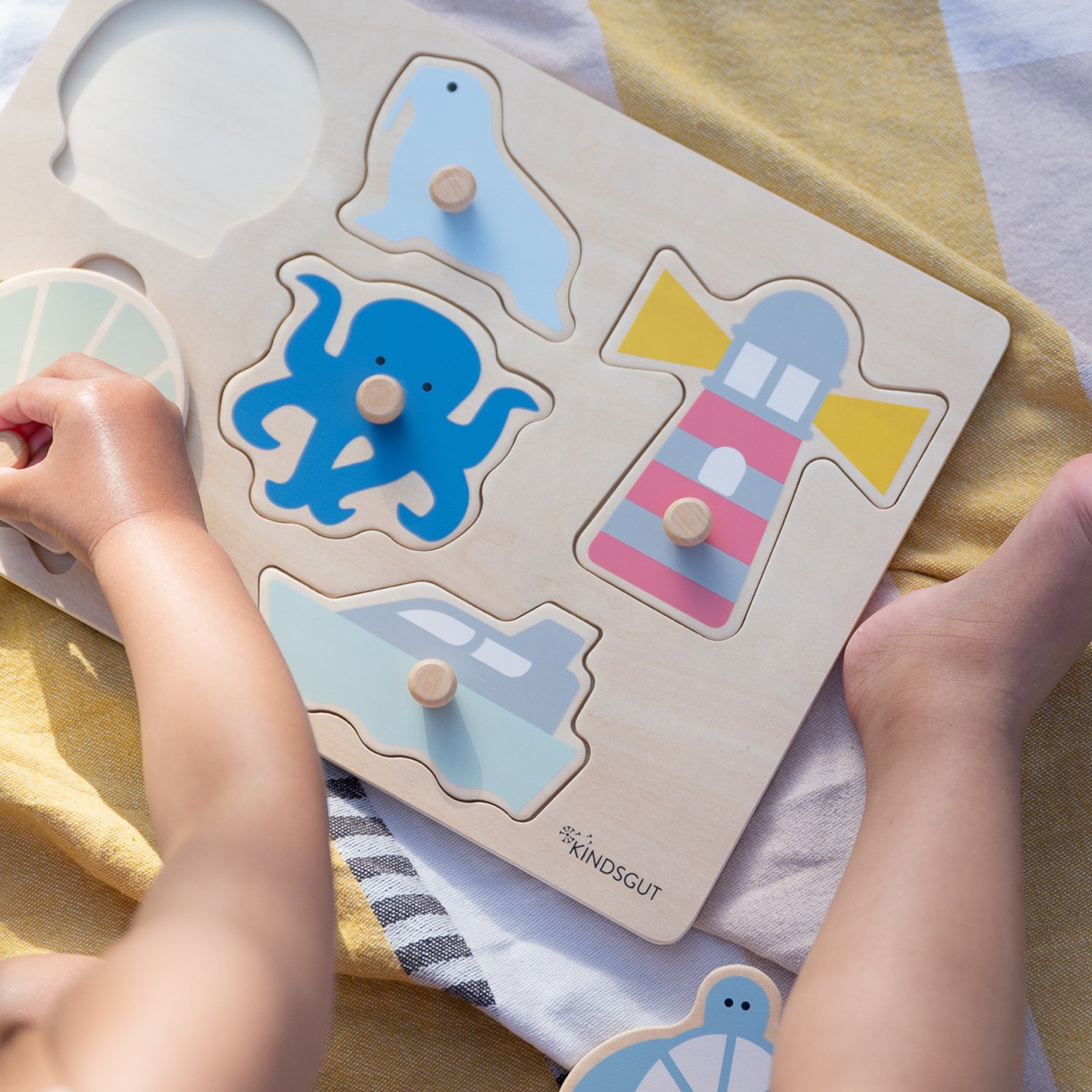 Wooden ocean peg puzzle KINDSGUT Blue