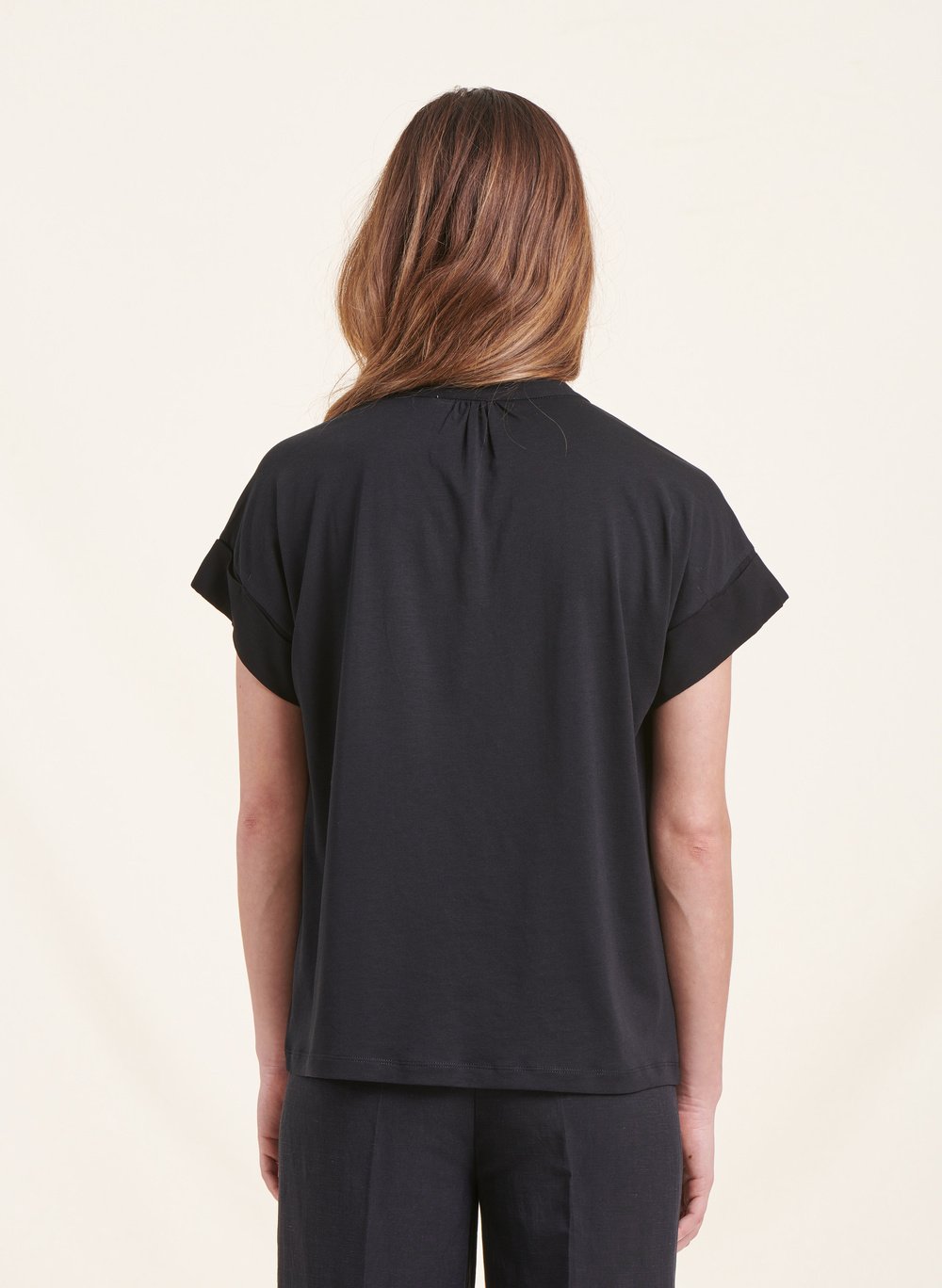 Oversized T-Shirt mit V-Ausschnitt und zweifarbigen Materialien LA FEE MARABOUTEE Schwarz