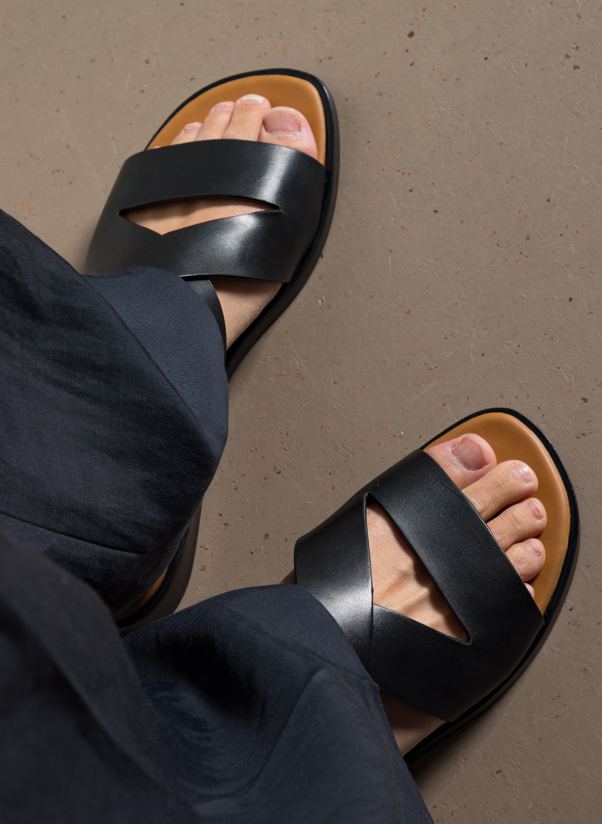 Sandales plates à brides croisées en cuir SOCQUE PARIS Noir