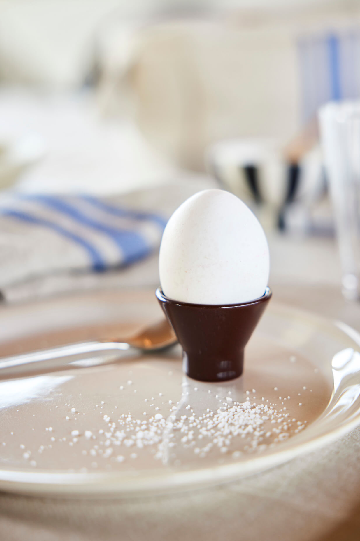 Stoneware egg cup OYOY LIVING DESIGN Brown