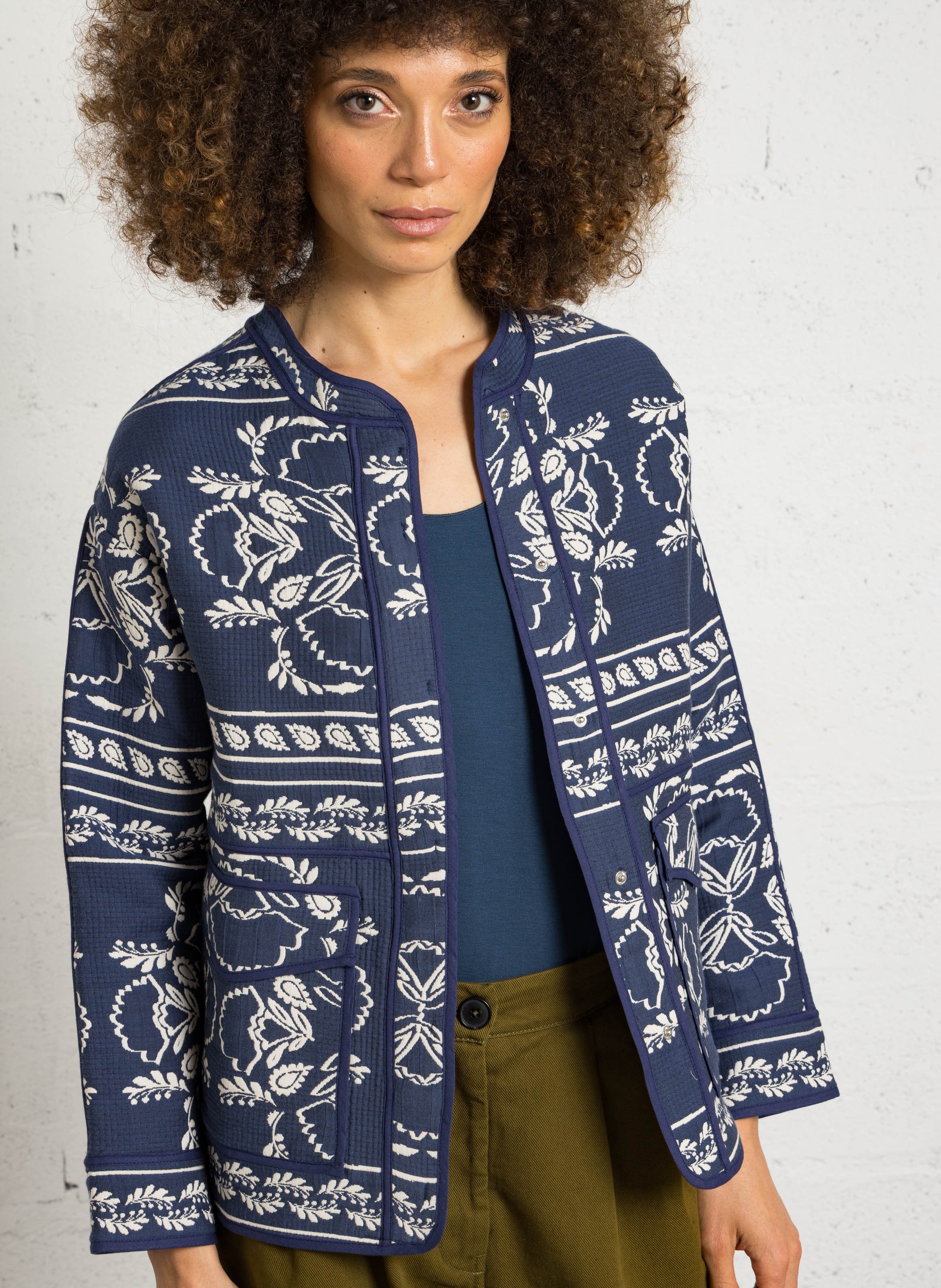 Gerader Rundhals-Jacquard-Druckmantel SUD EXPRESS Blau