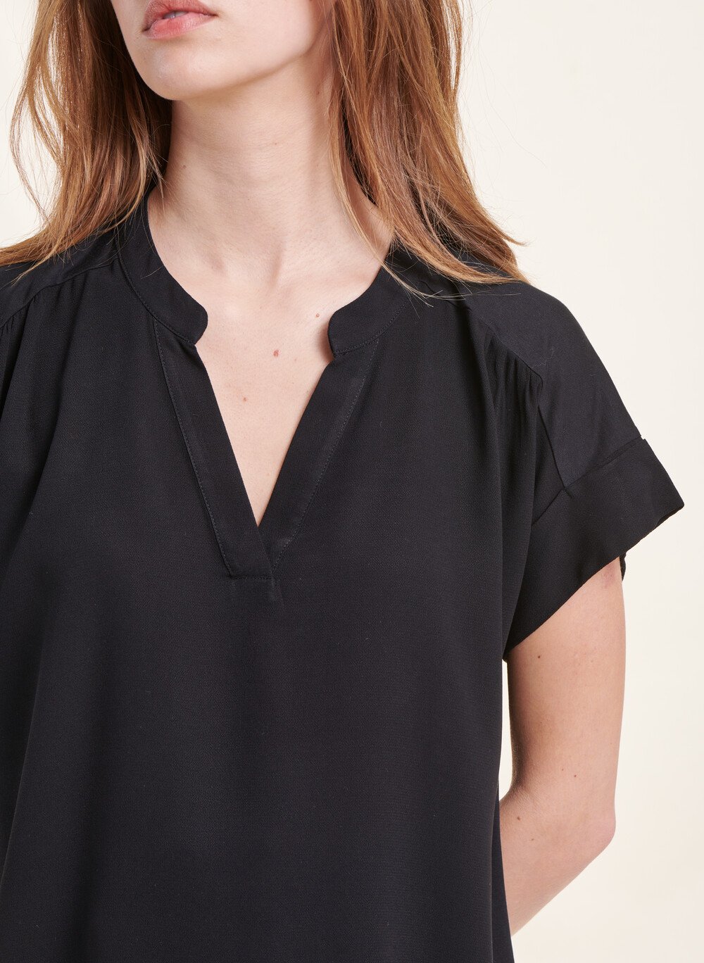 Oversized T-Shirt mit V-Ausschnitt und zweifarbigen Materialien LA FEE MARABOUTEE Schwarz