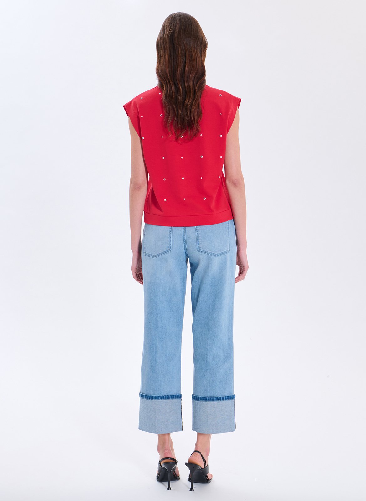 Aansluitende top met V-hals en oogjes ZAPA Rood