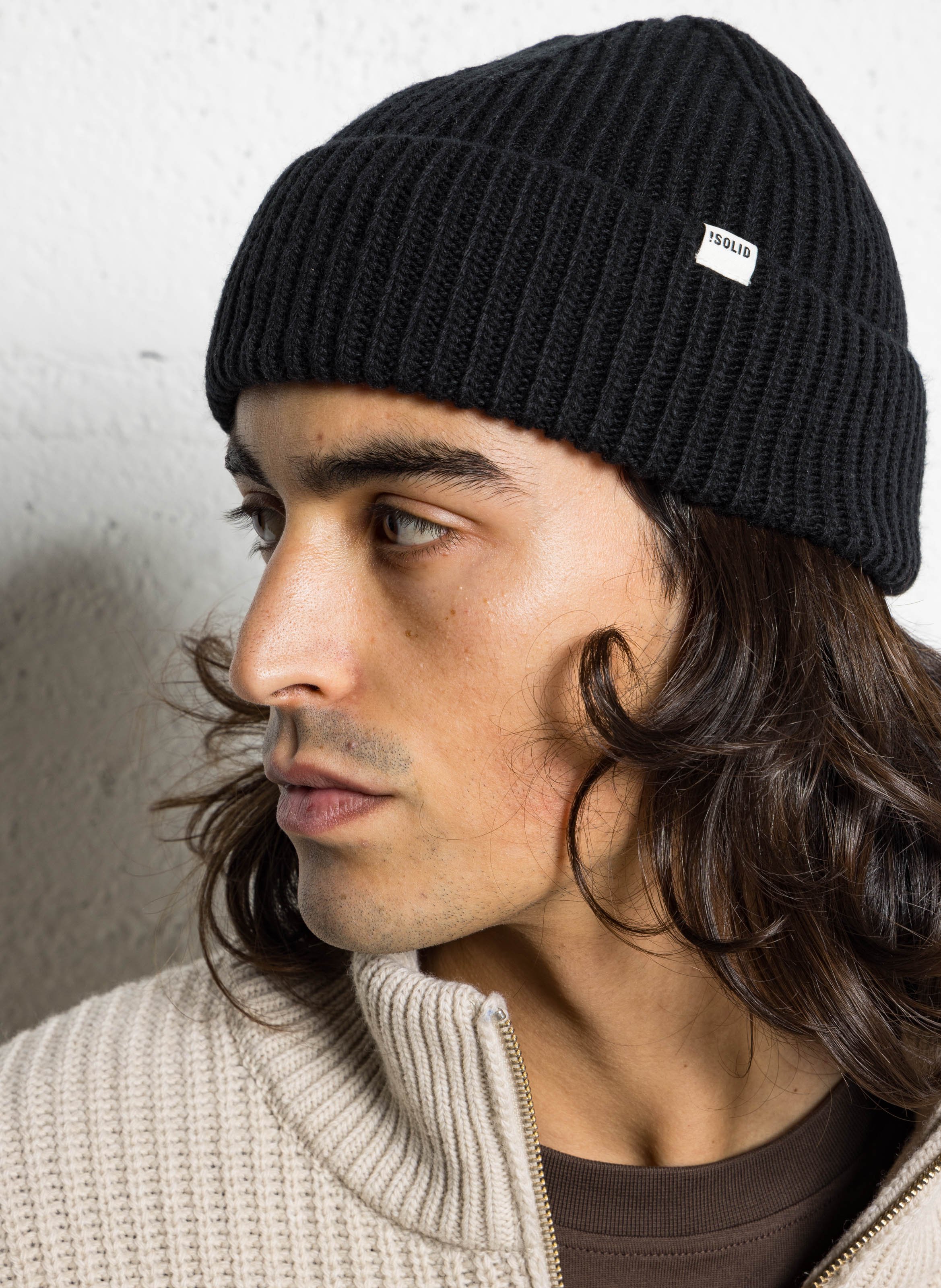 Effen muts met omgeslagen rand in gebreide stof. SOLID