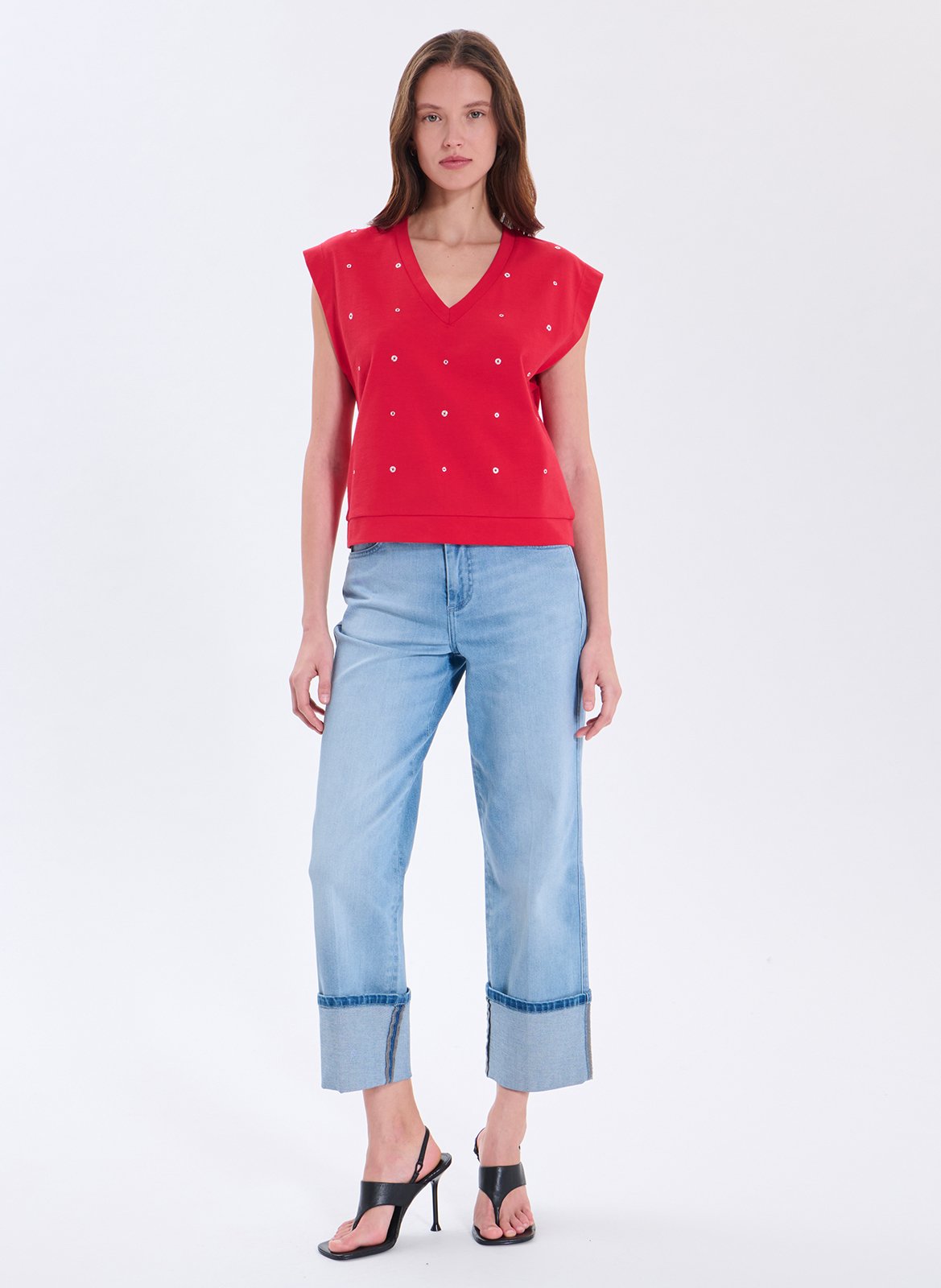 Aansluitende top met V-hals en oogjes ZAPA Rood