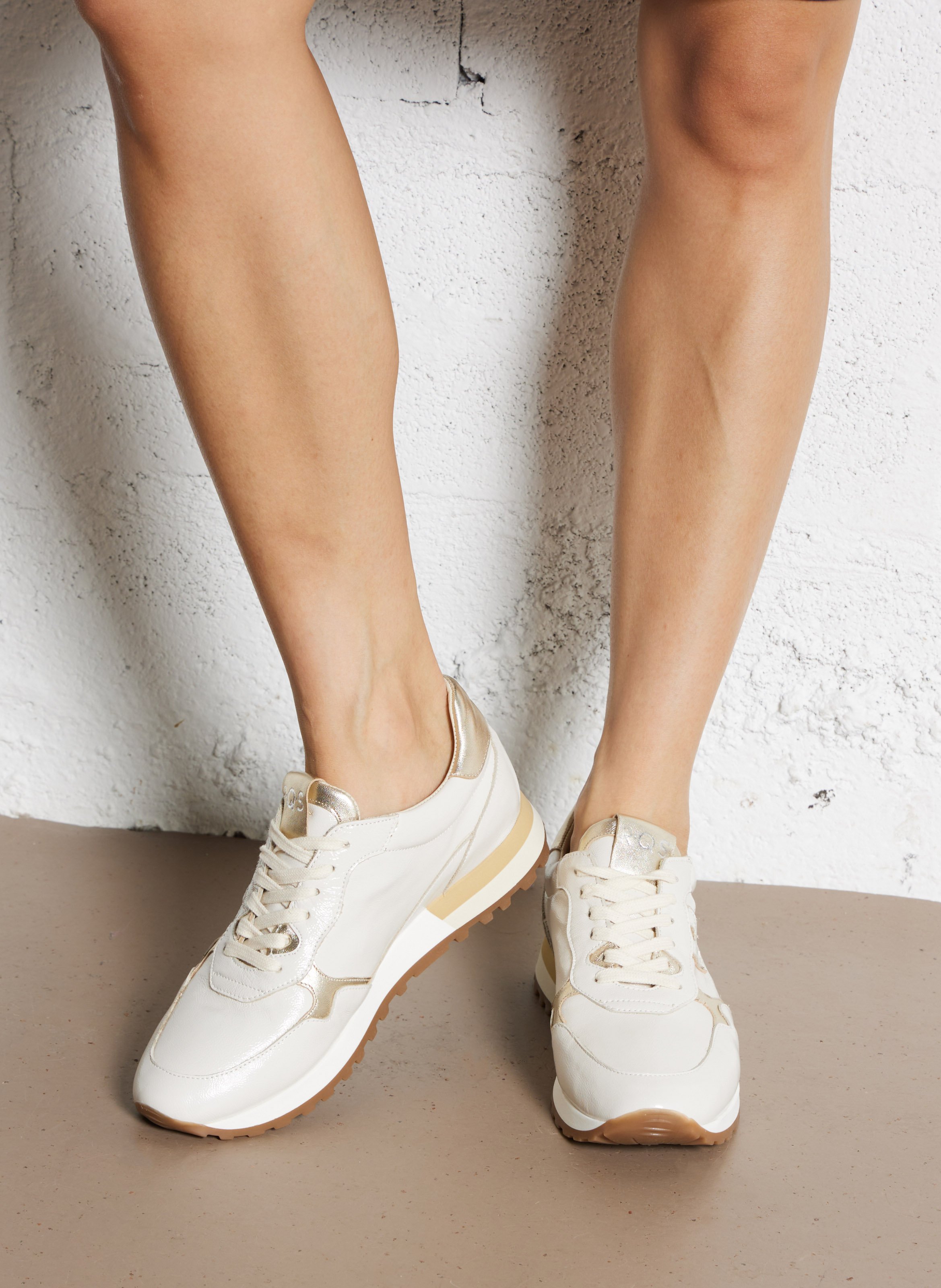 Lage sneakers van metallic leer REQINS Beige