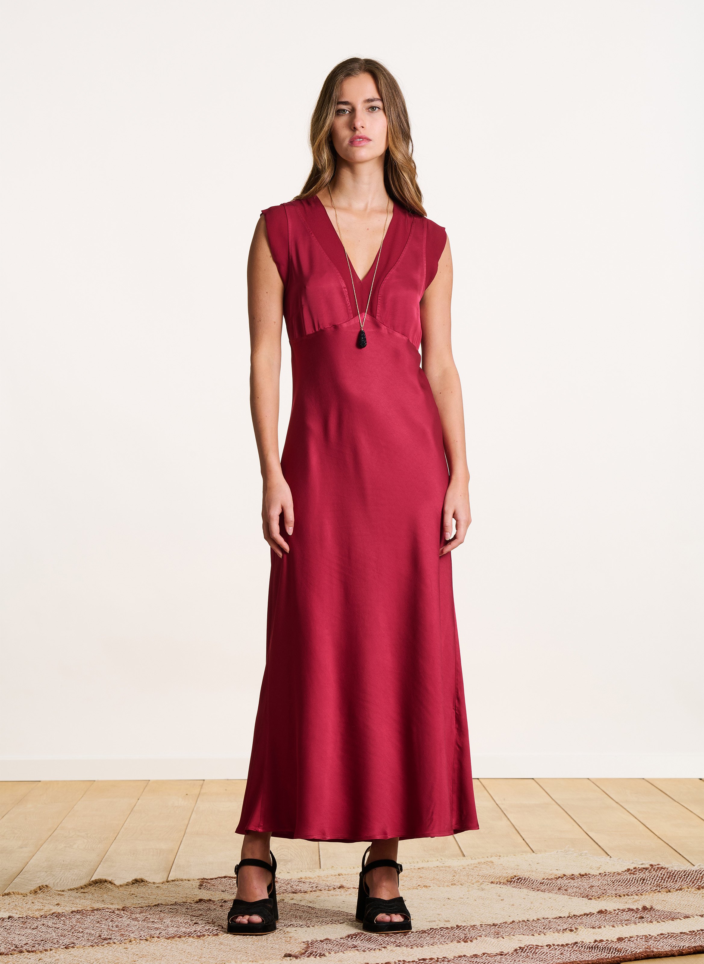 Satiniertes Maxikleid mit V-Ausschnitt LA FEE MARABOUTEE