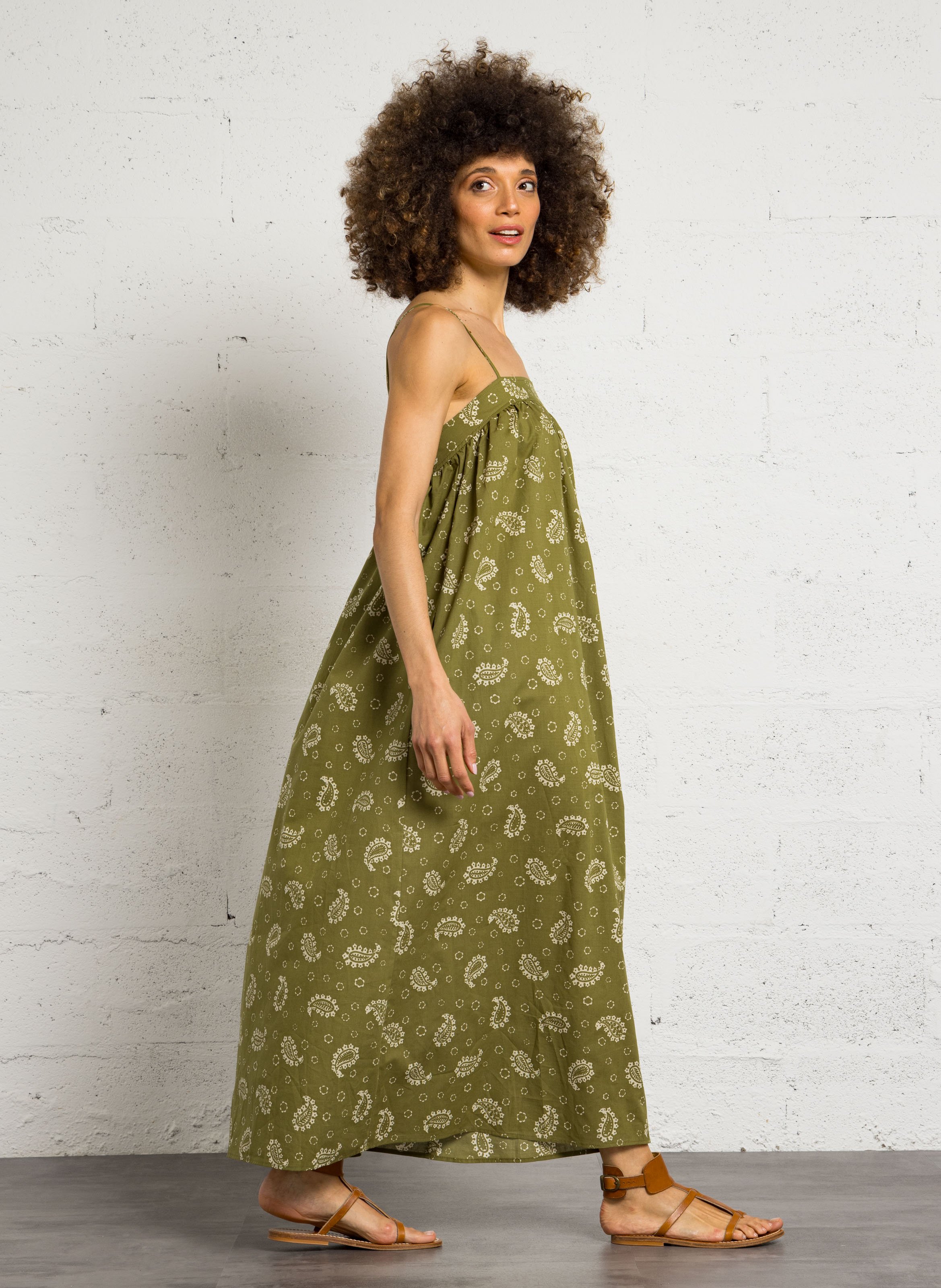 Weites bedrucktes Kleid mit Trägern. THE KORNER Khaki