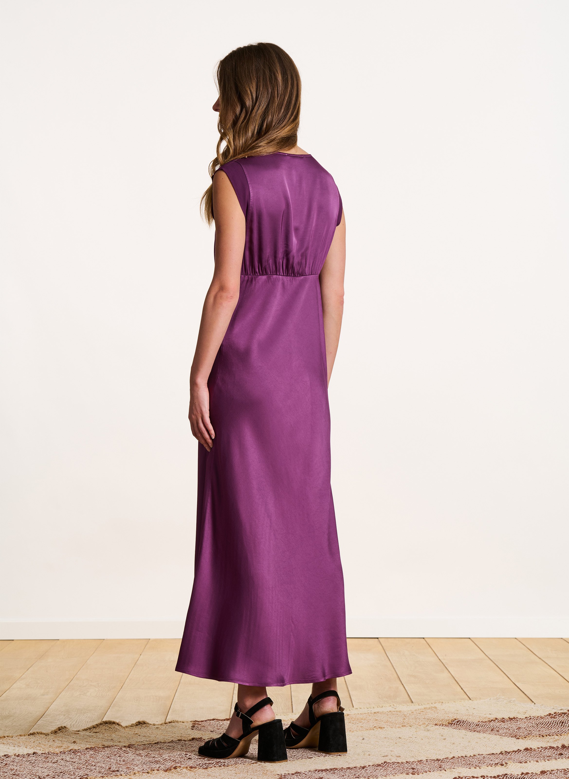 Satiniertes Maxikleid mit V-Ausschnitt LA FEE MARABOUTEE Violett