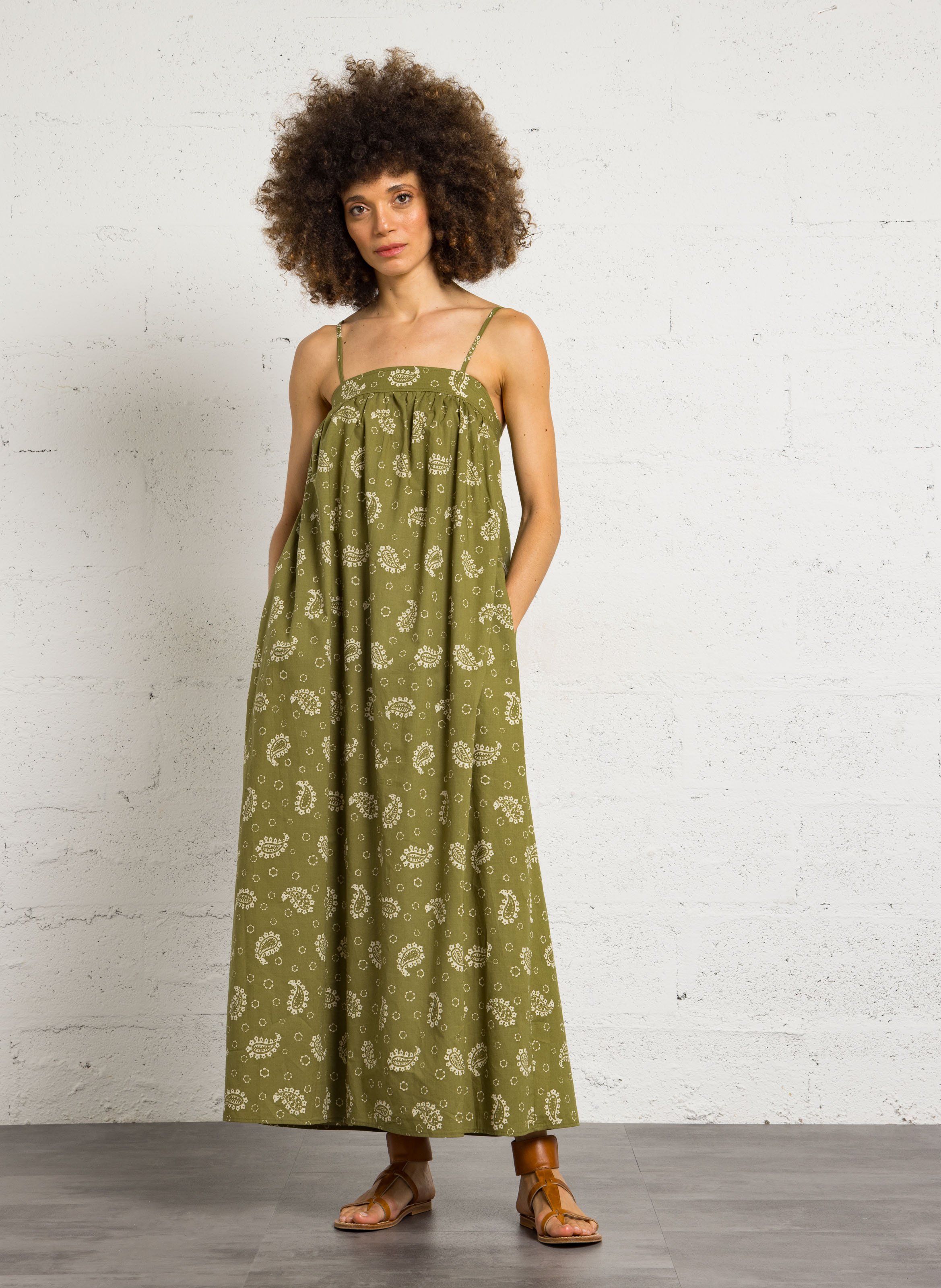 Weites bedrucktes Kleid mit Trägern. THE KORNER Khaki