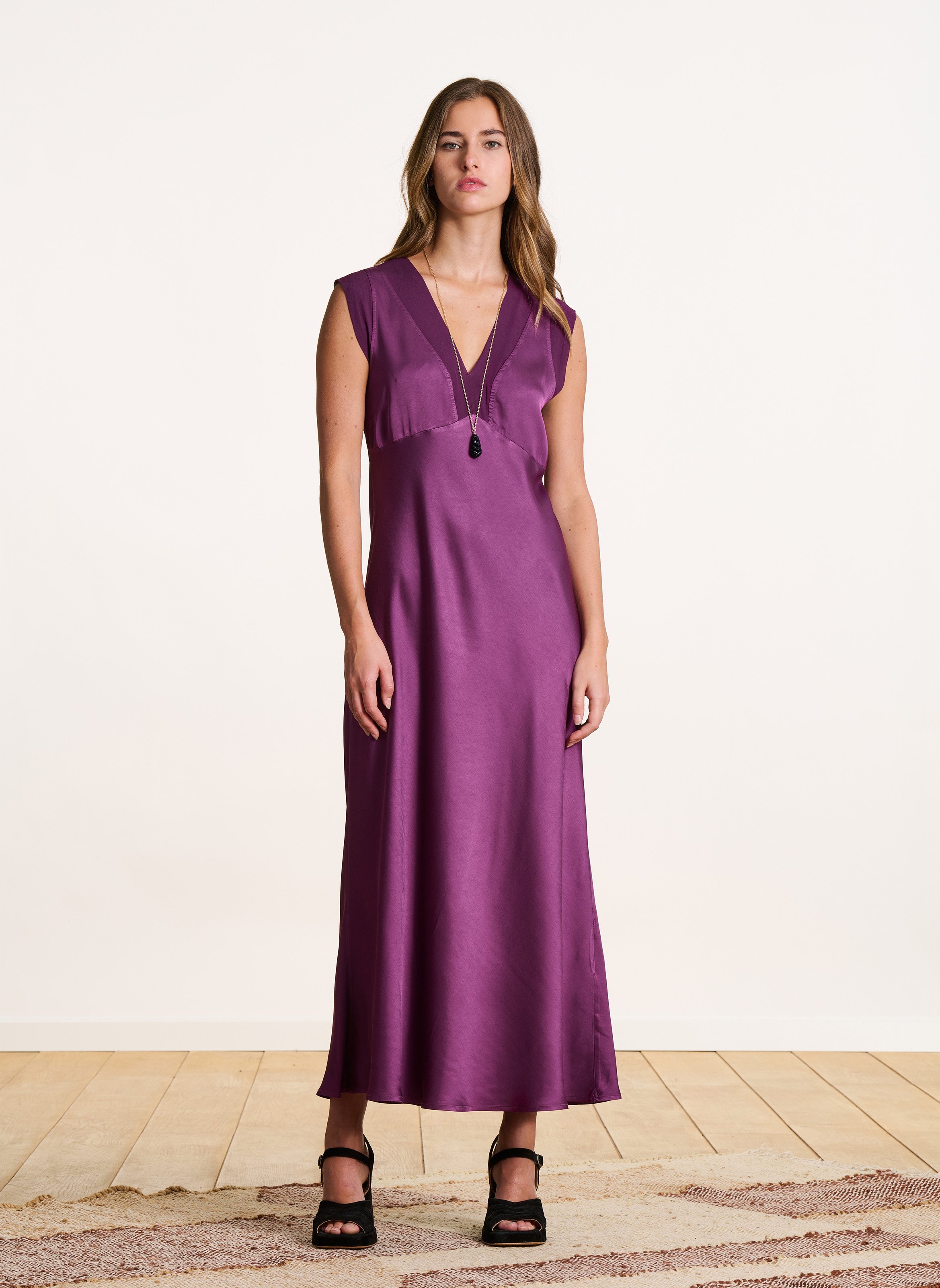 Satiniertes Maxikleid mit V-Ausschnitt LA FEE MARABOUTEE Violett