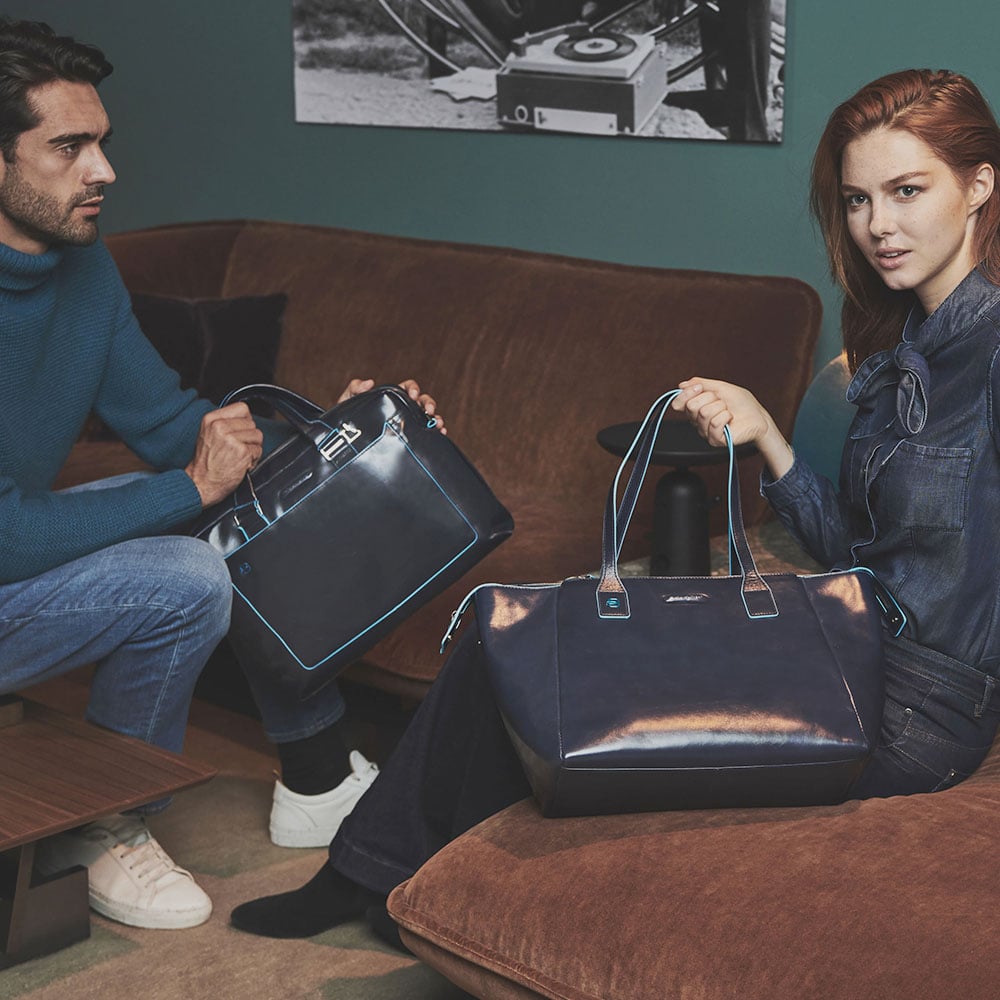 Leather messenger bag PIQUADRO Blue