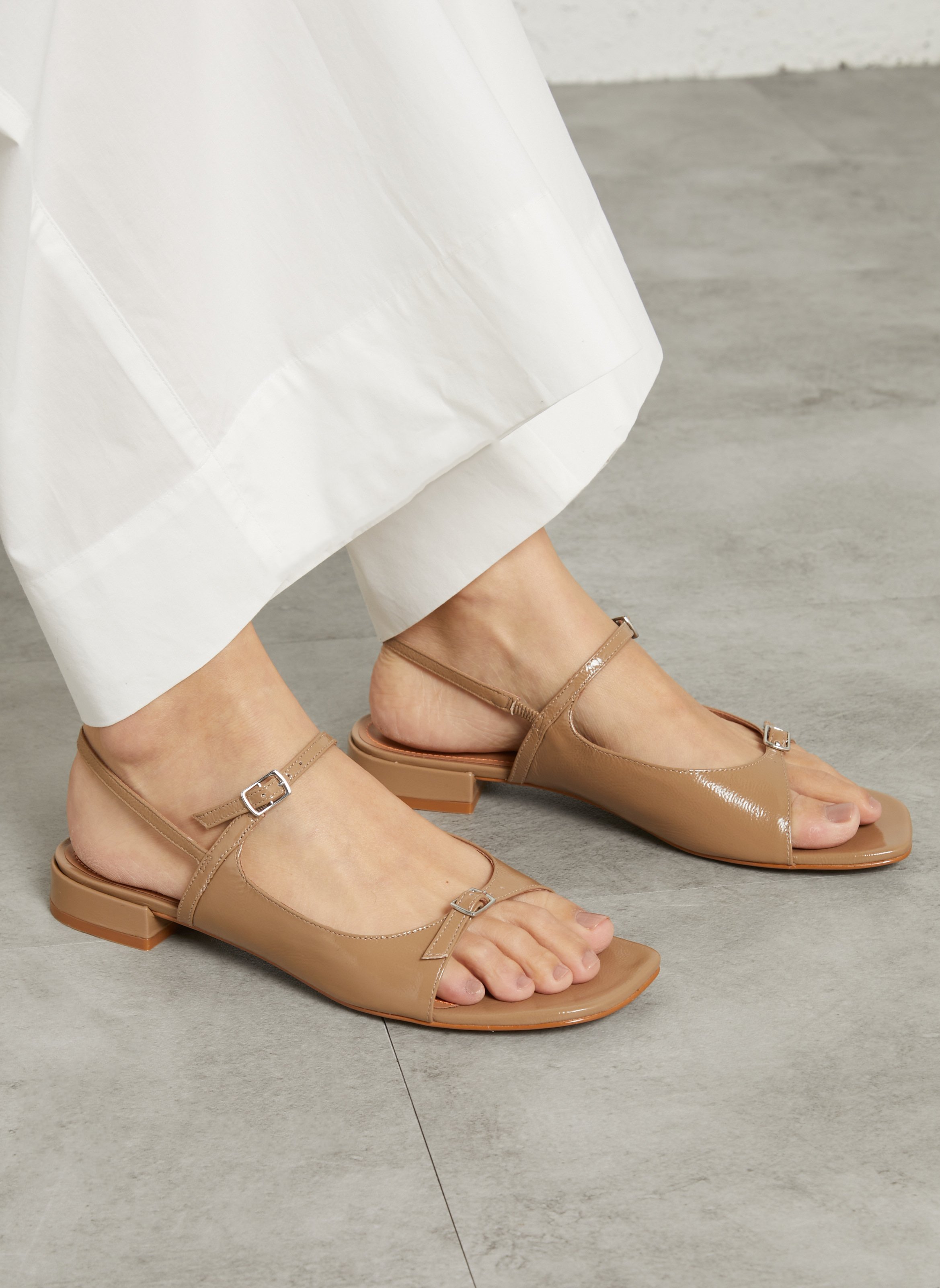 Sandales plates en cuir vernis JB MARTIN Beige