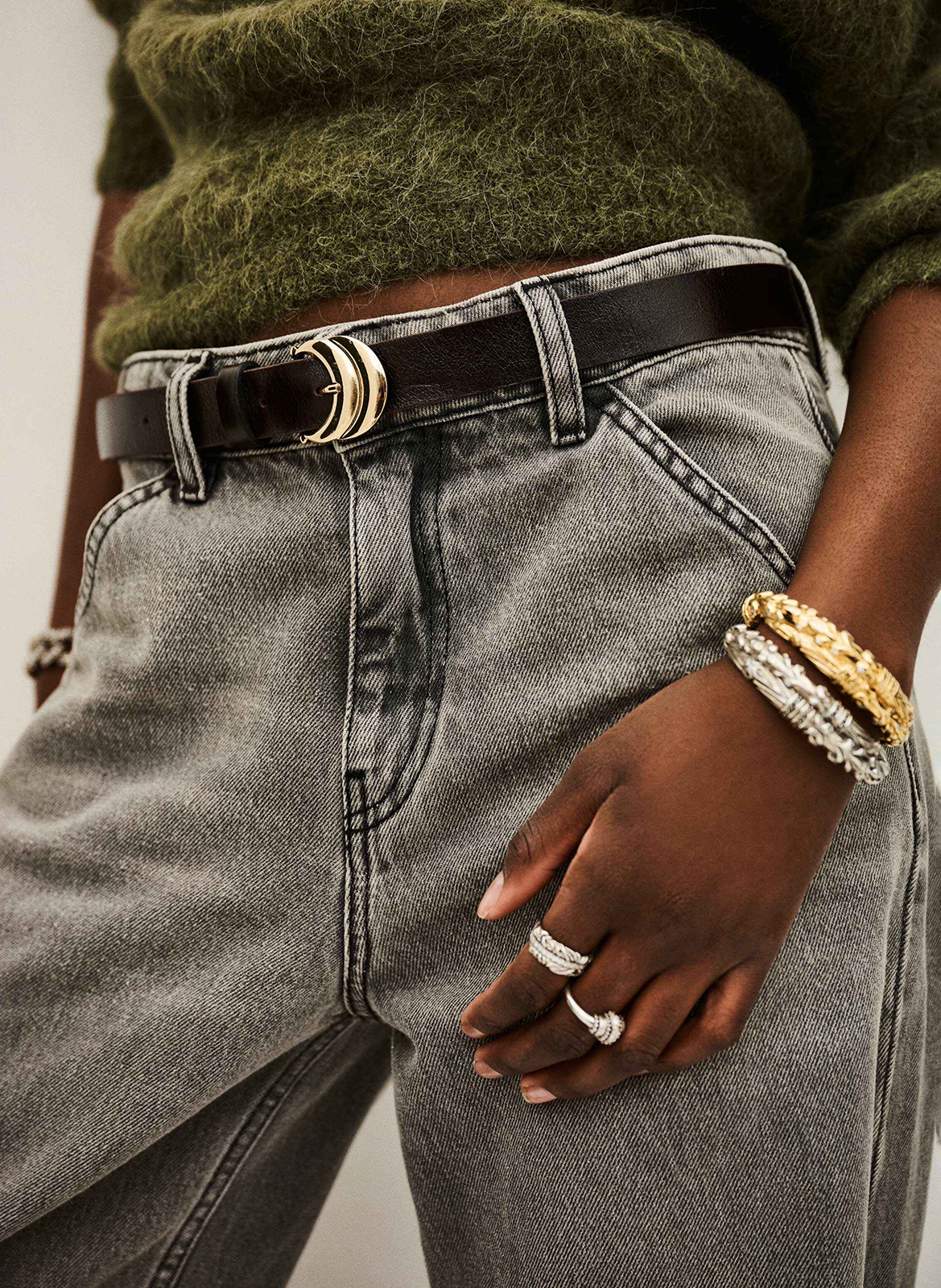 - Gespsluiting. - Breedte: 3 cm.  BA&SH Bruin