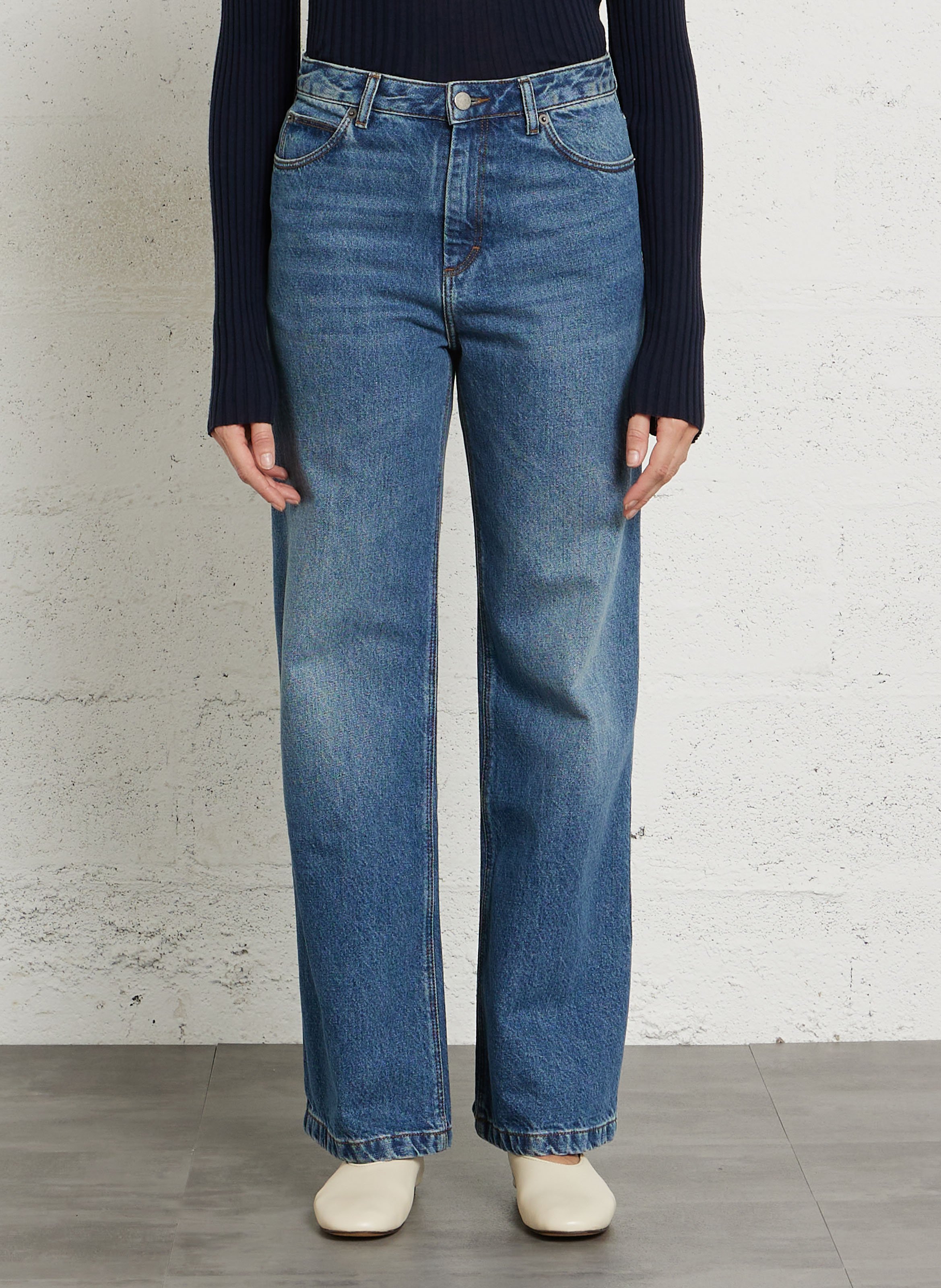 - Straight Cut Jeans
- 5 Taschen
- Gerader Schnitt
- Stone-Washed-Optik SOEUR Blau