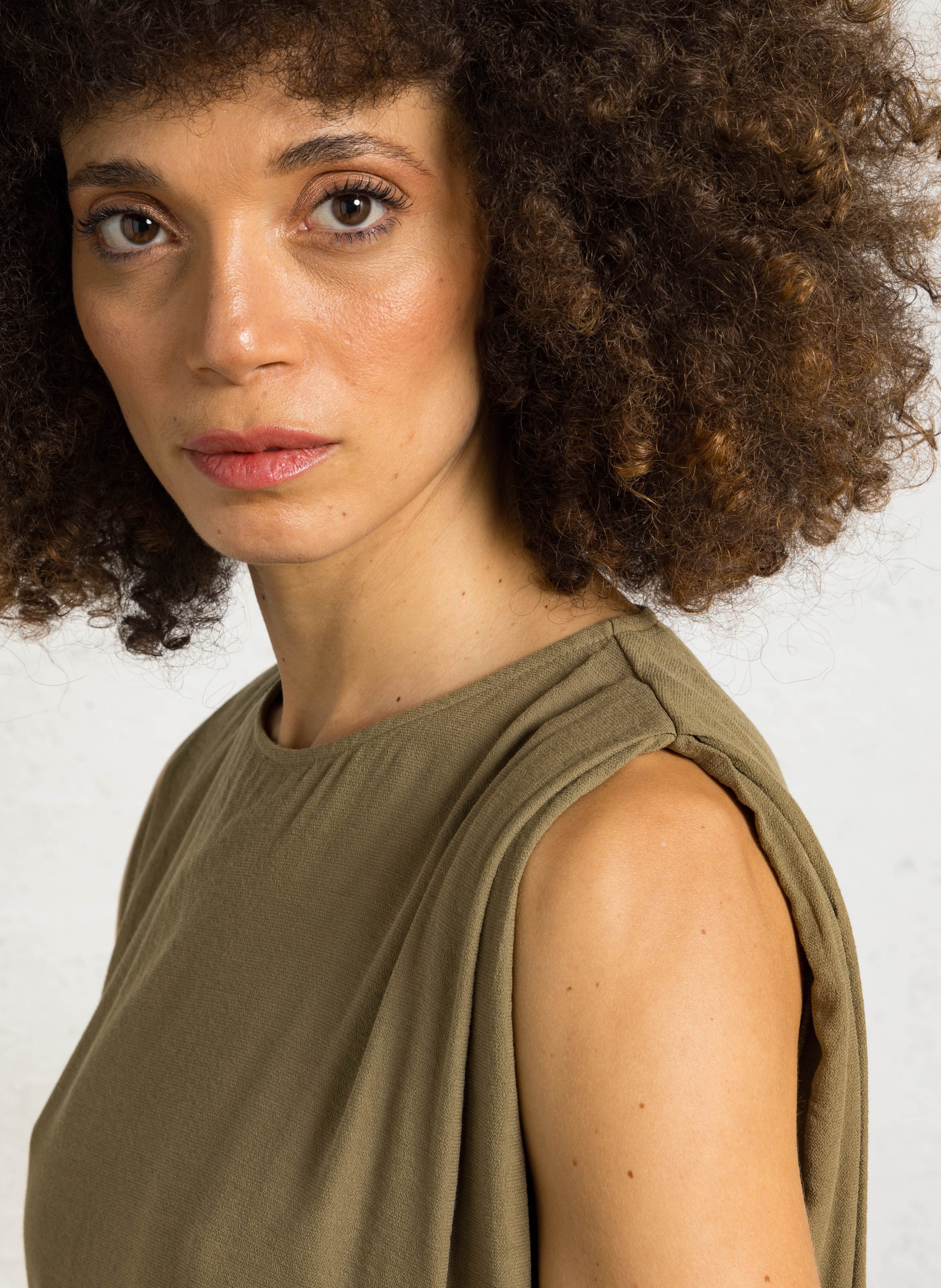 Langes Kleid mit Rundhalsausschnitt THE KORNER Khaki