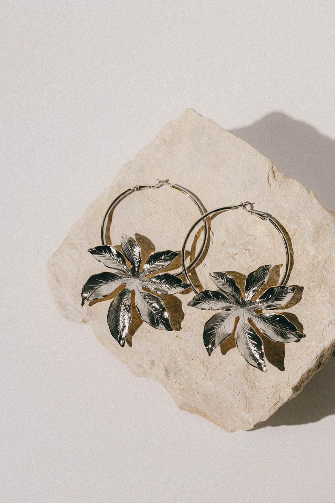 Flower-shaped gold-plated hoop earrings MONSIEUR SIMONE Silver