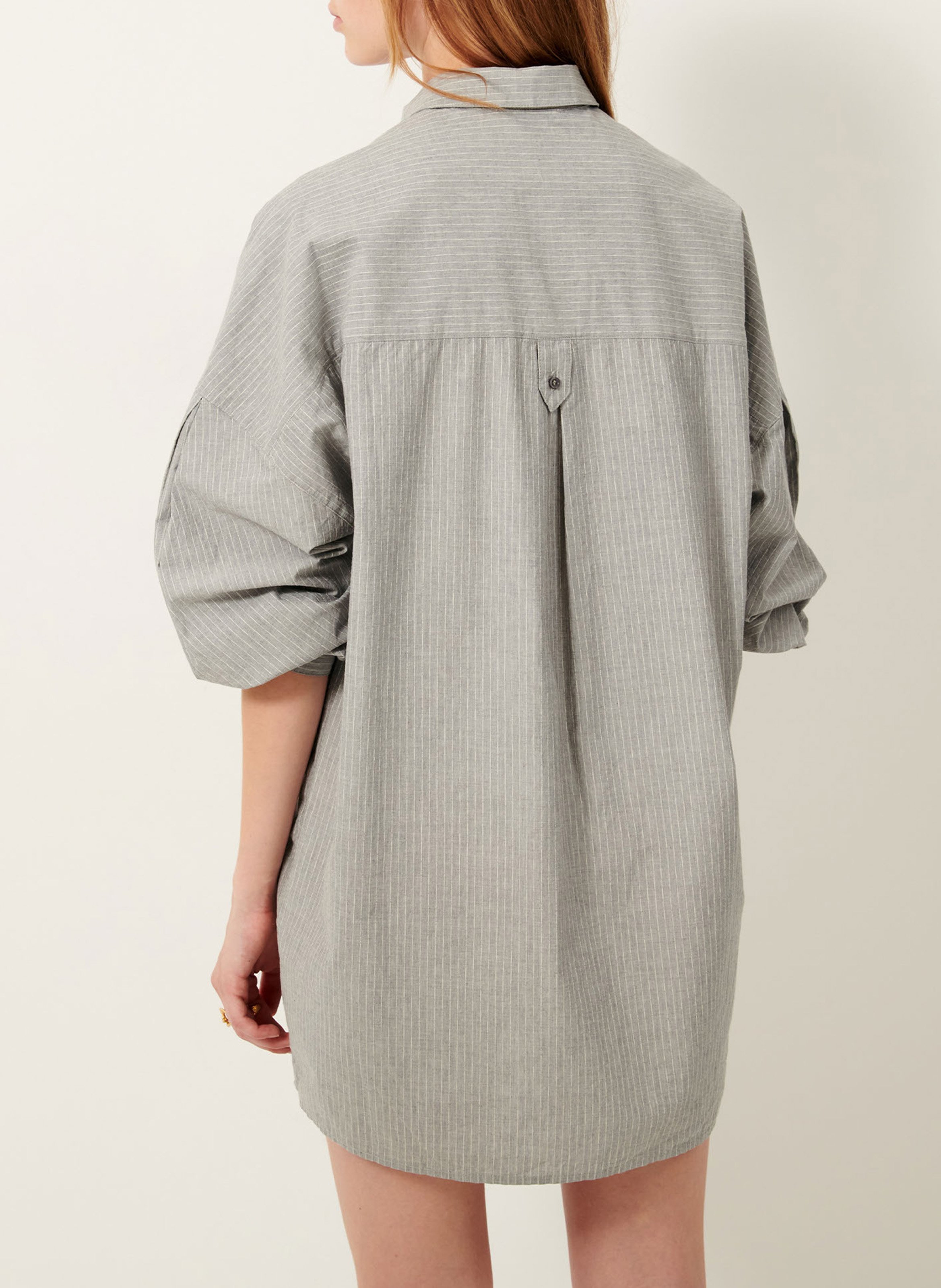 Weite Hemdblusenkleid mit klassischem Kragen aus gestreifter Baumwolle. SESSUN Grau