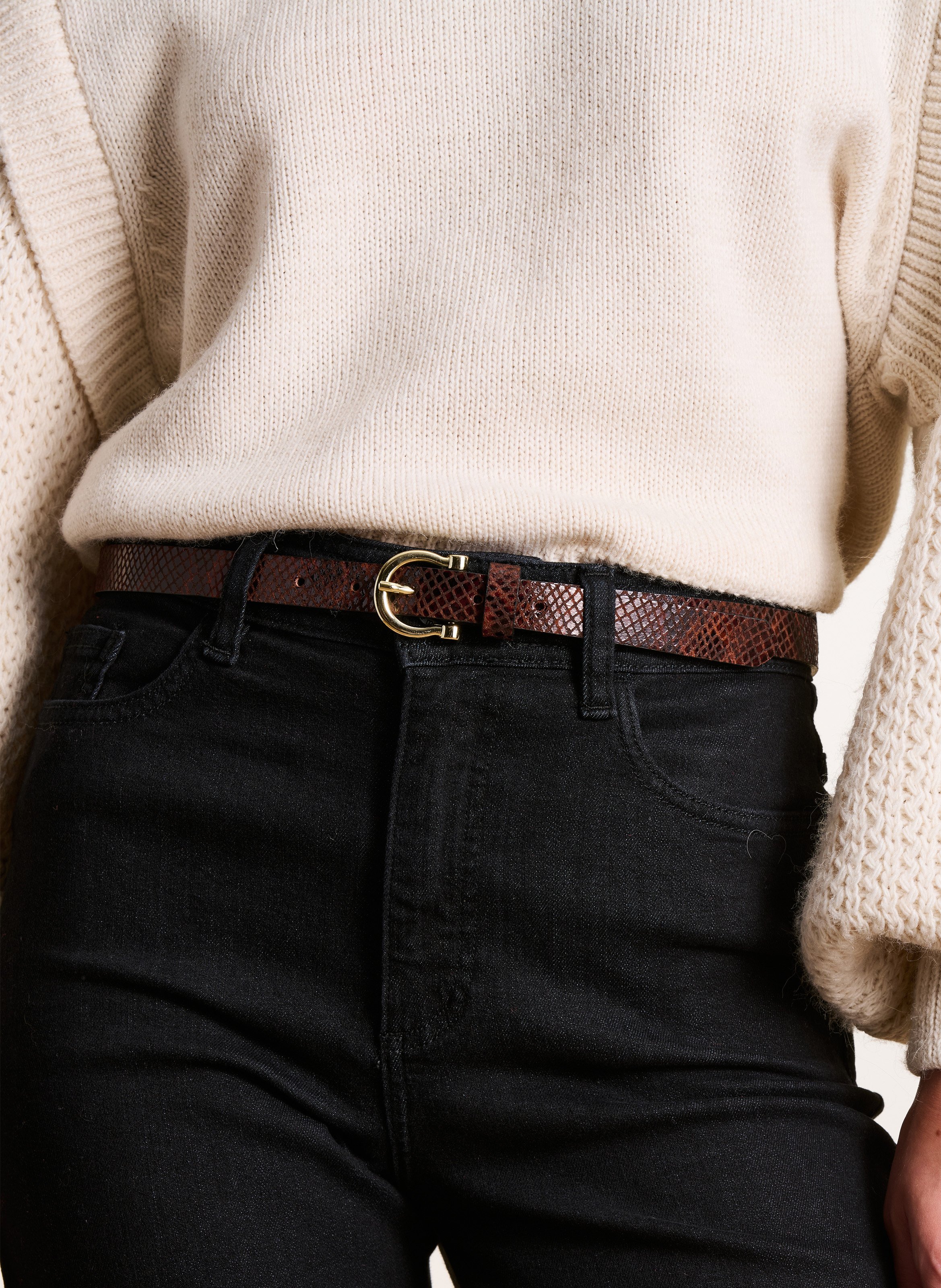 - Gespsluiting. - Breedte: 3 cm.  LA FEE MARABOUTEE Bruin