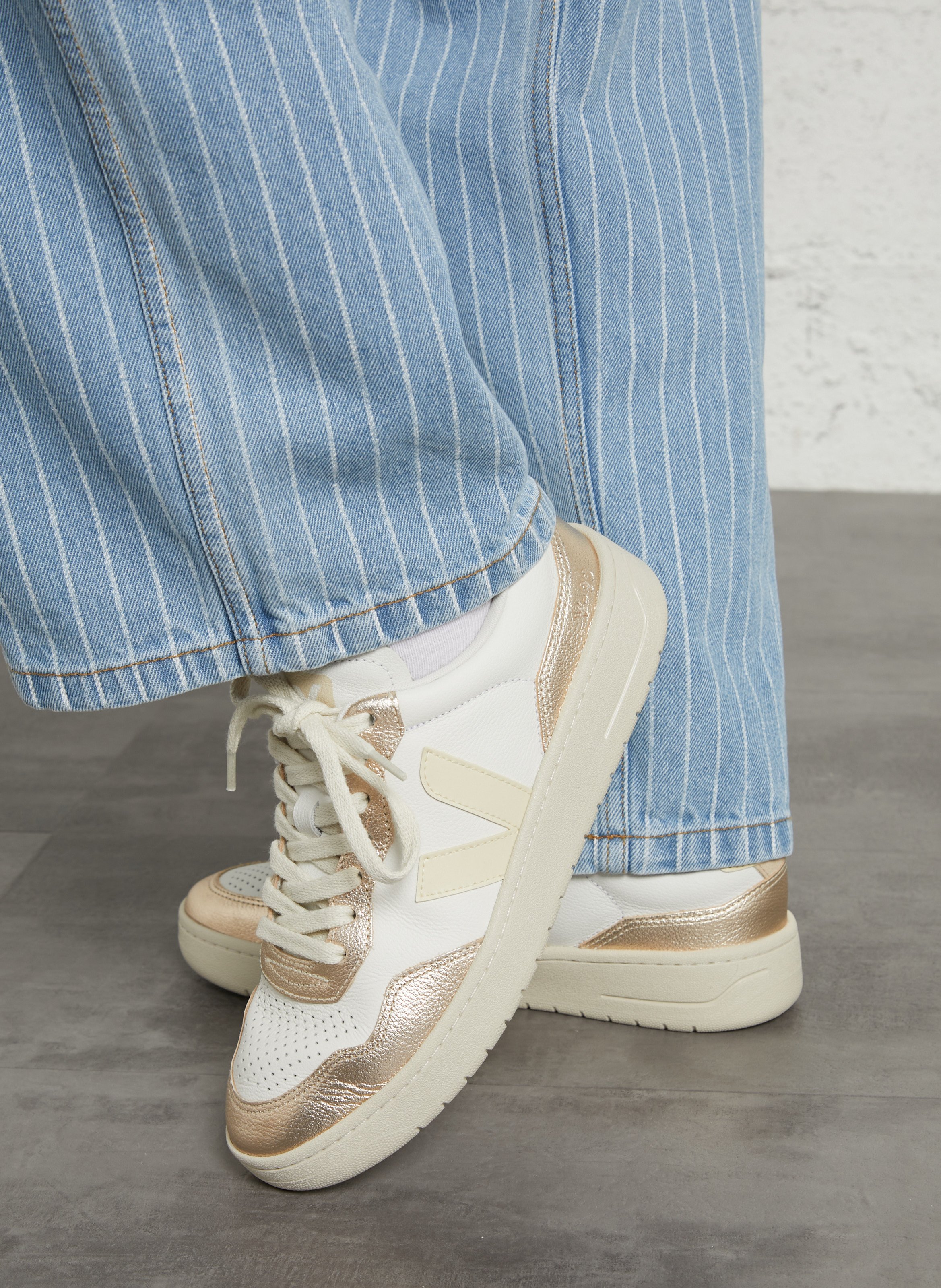 Baskets basses en cuir VEJA Doré