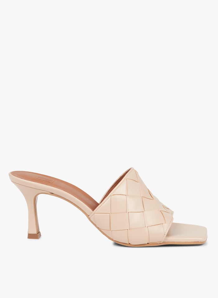 Des mules femme sales