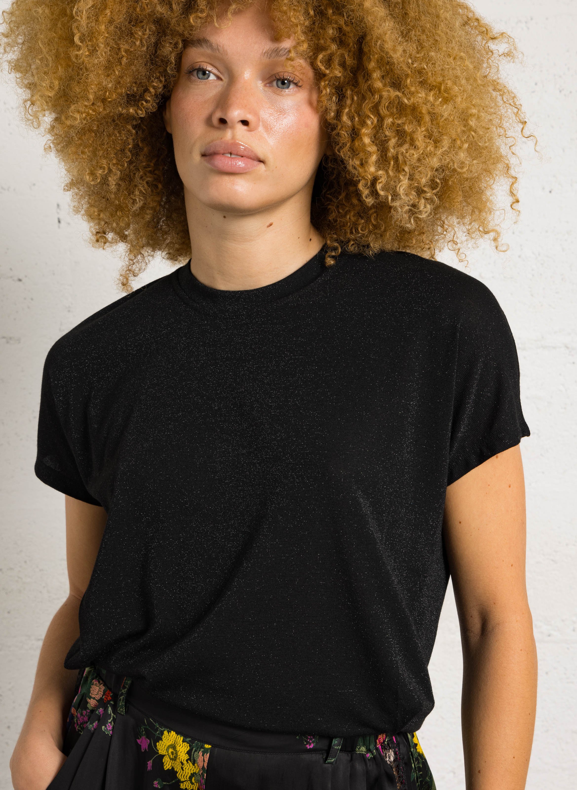 Gerade geschnittenes Rundhals-T-Shirt in Metallic-Optik MOMONI