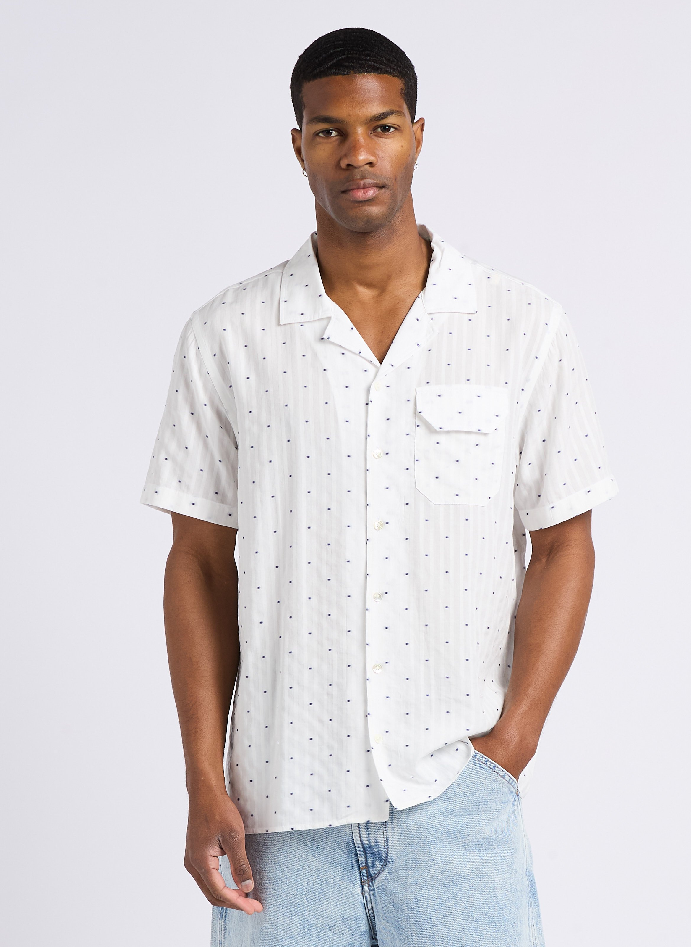 Camisa cuello cubano jacquard en blanco